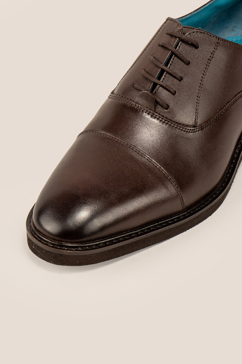 Flint Brown men’s lace-up Oxford shoes made from high-quality brown leather, ideal for formal and office wear.