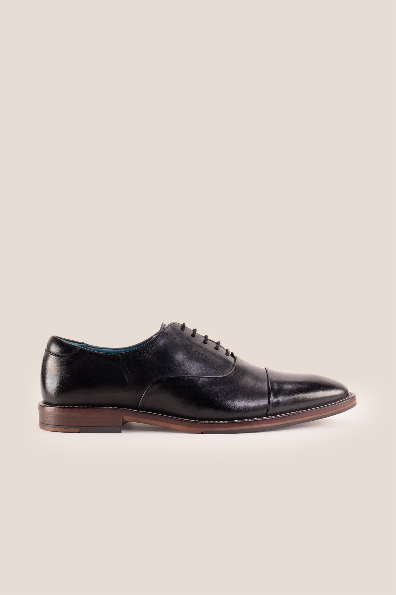 Men’s Jarred Black dress shoes in high-quality black leather featuring a classic Oxford silhouette and toecap detail.