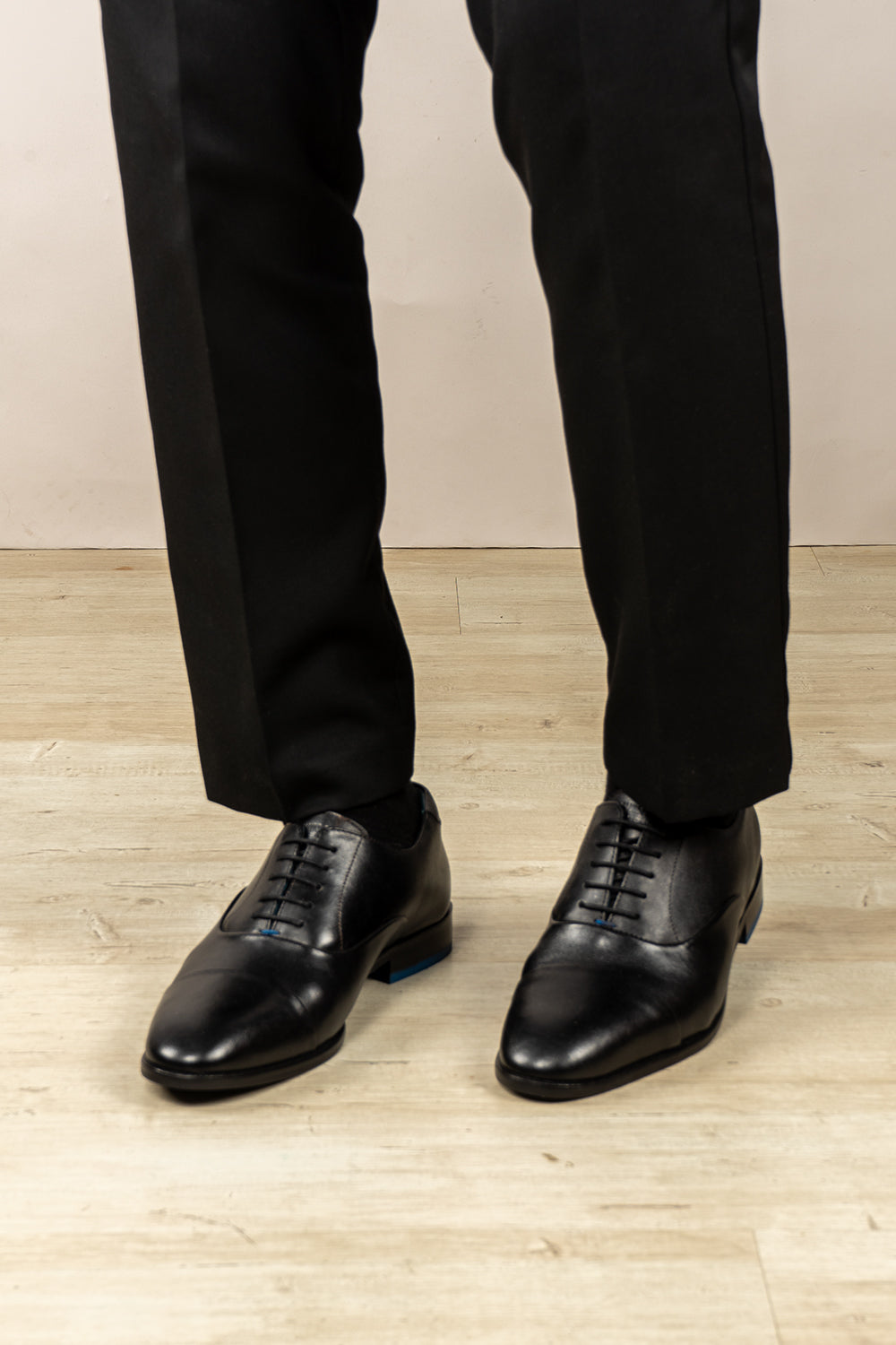 Men’s Jarvis black oxford lace-up leather shoes featuring a sleek design, crafted for elegance and comfort in professional settings.