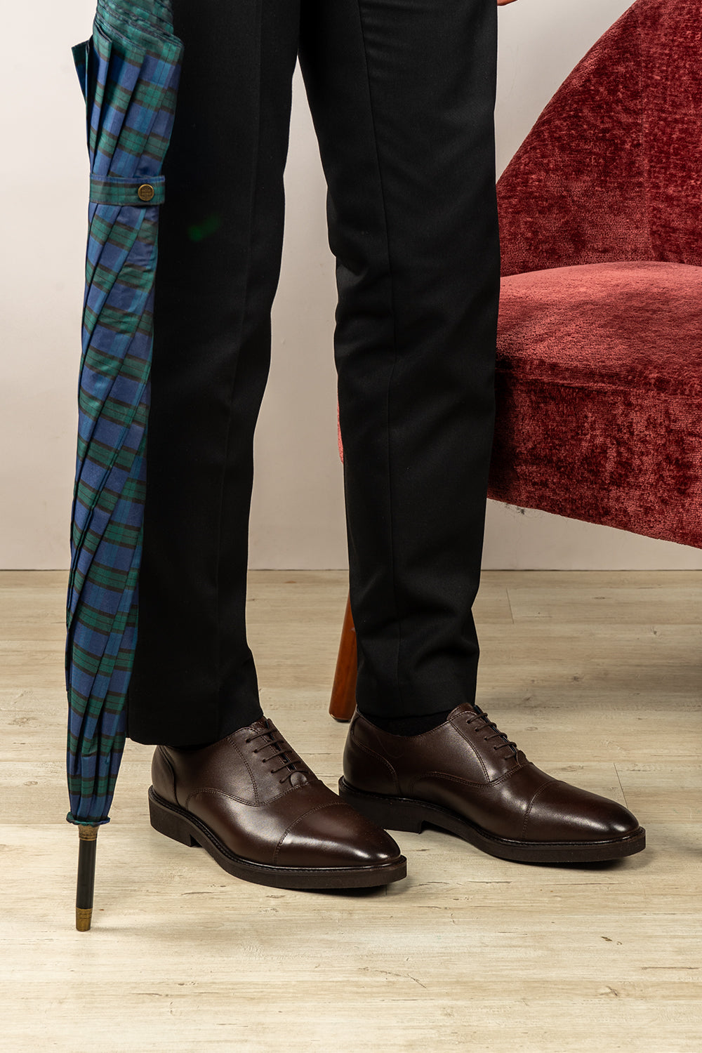 Flint Brown men’s lace-up Oxford shoes made from high-quality brown leather, ideal for formal and office wear.