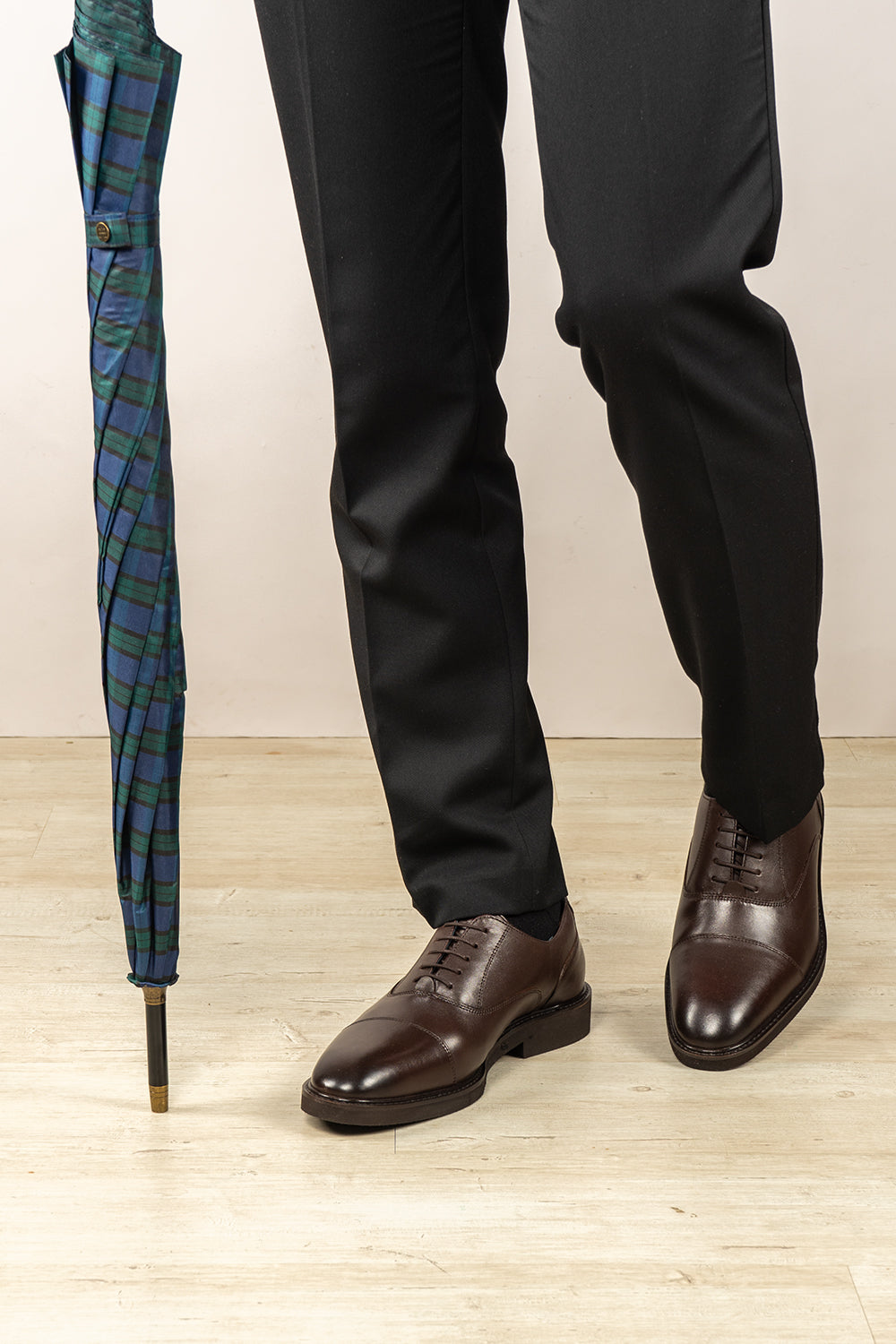 Flint Brown men’s lace-up Oxford shoes made from high-quality brown leather, ideal for formal and office wear.