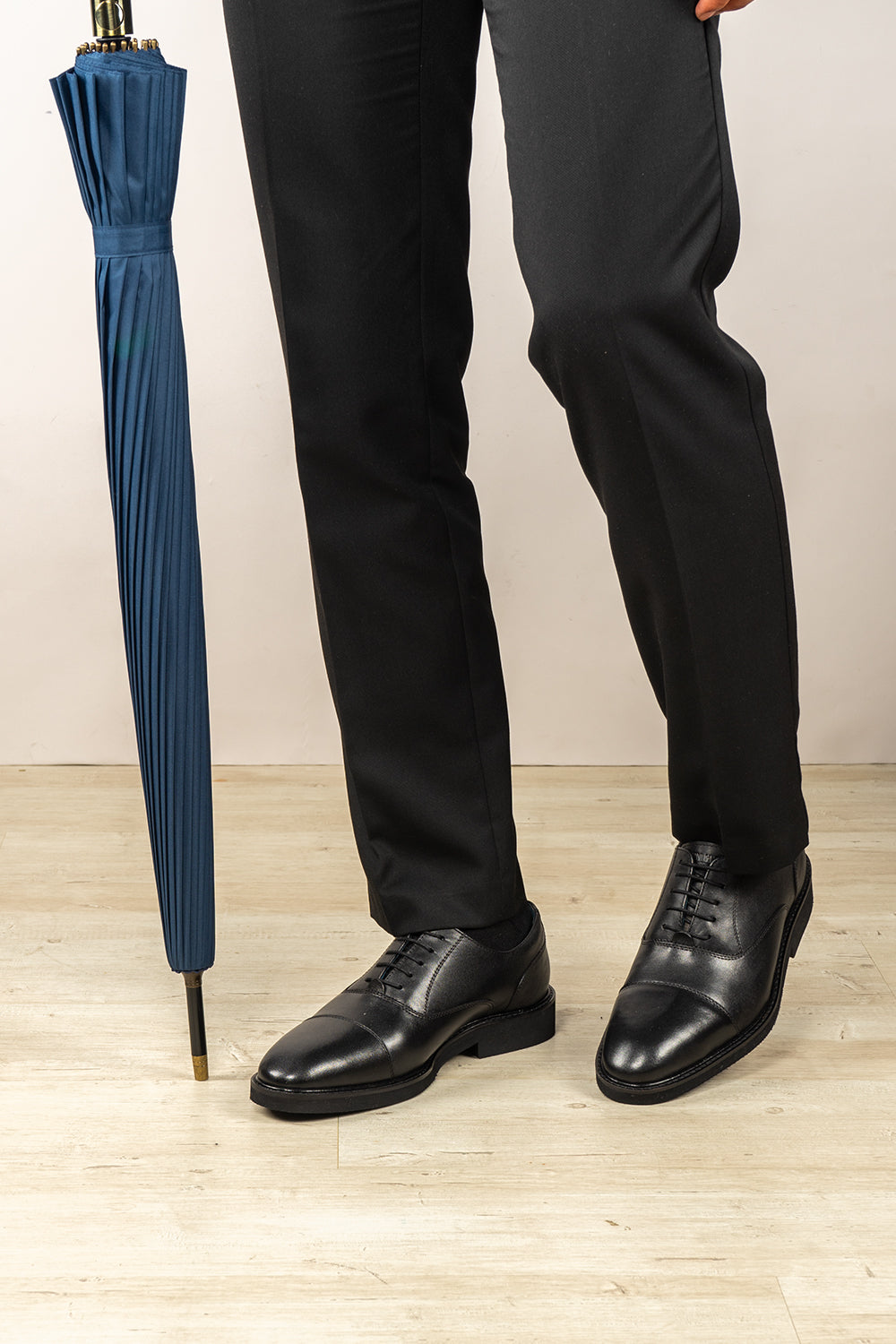 Flint Black Oxford lace-up men’s leather shoes with a sleek silhouette and polished finish—ideal for formal and professional wear.