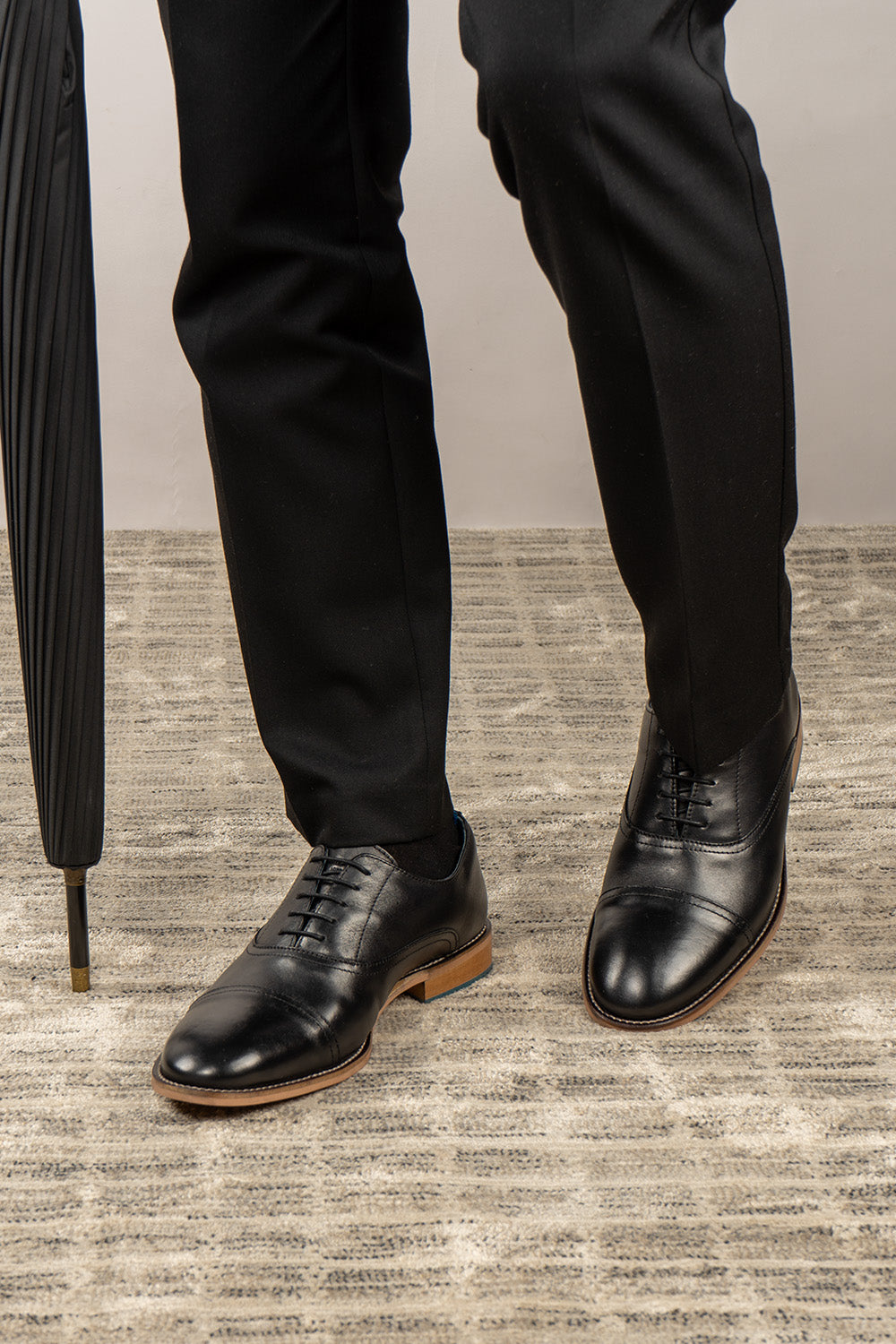 William Black Oxford leather toe cap shoes for men, featuring a polished finish and classic lace-up design, ideal for formal and office settings.