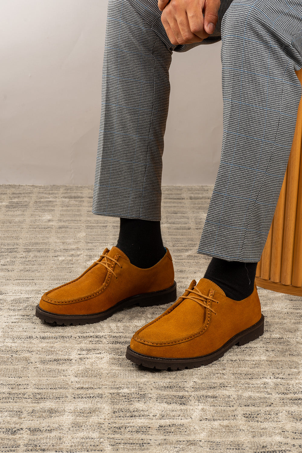 Men’s Joshua tobacco suede Wallabee shoes with moccasin stitching, natural crepe sole and relaxed smart-casual design.