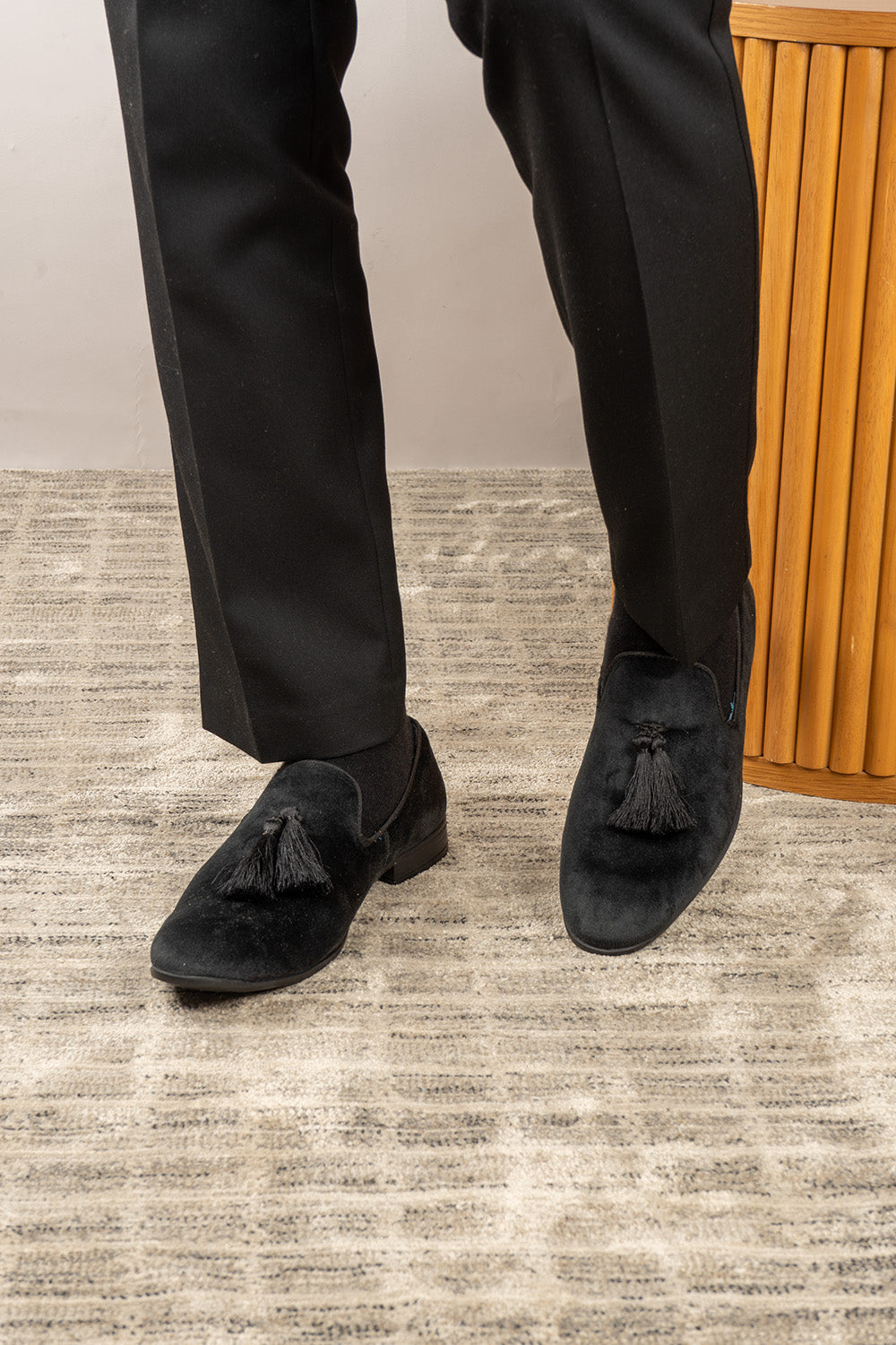 Jacob black velvet smoking slippers for men with tassels, ideal for formal occasions and elegant eveningwear.