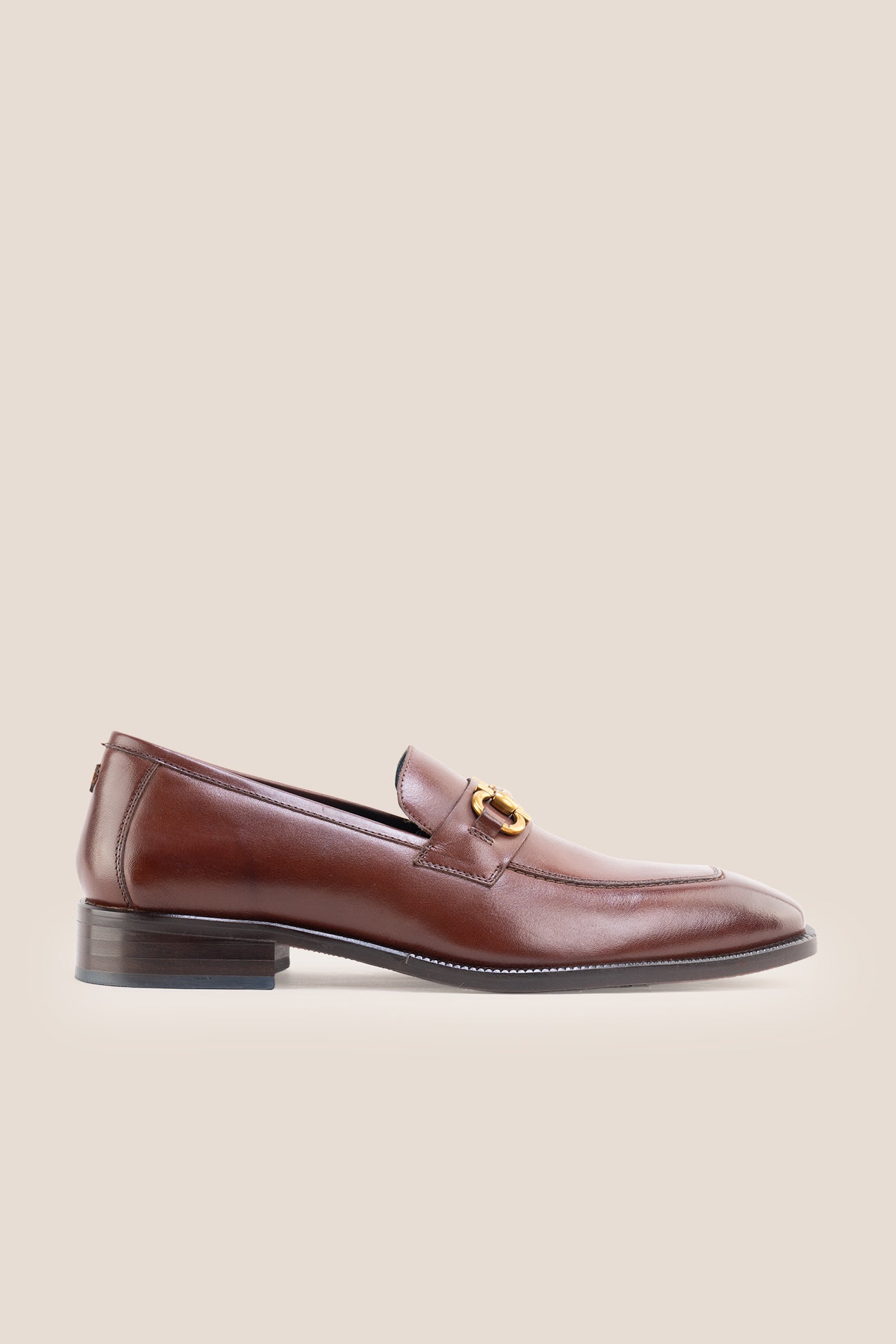 The men's smart brown loafers feature an iconic gold horsebit detail and rich dark brown full-grain leather, perfect for dressing up suits, business settings, and elevating casual wear.