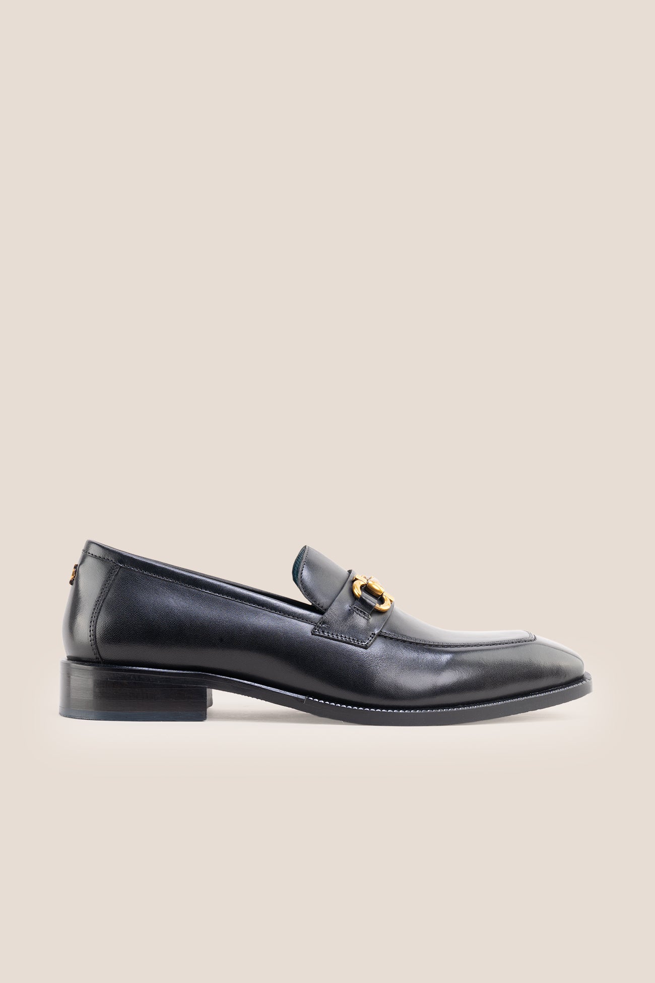 The men's smart black loafers feature an iconic gold horsebit detail and premium full-grain leather, perfect for formal occasions, suit tailoring, and smart-casual styling.