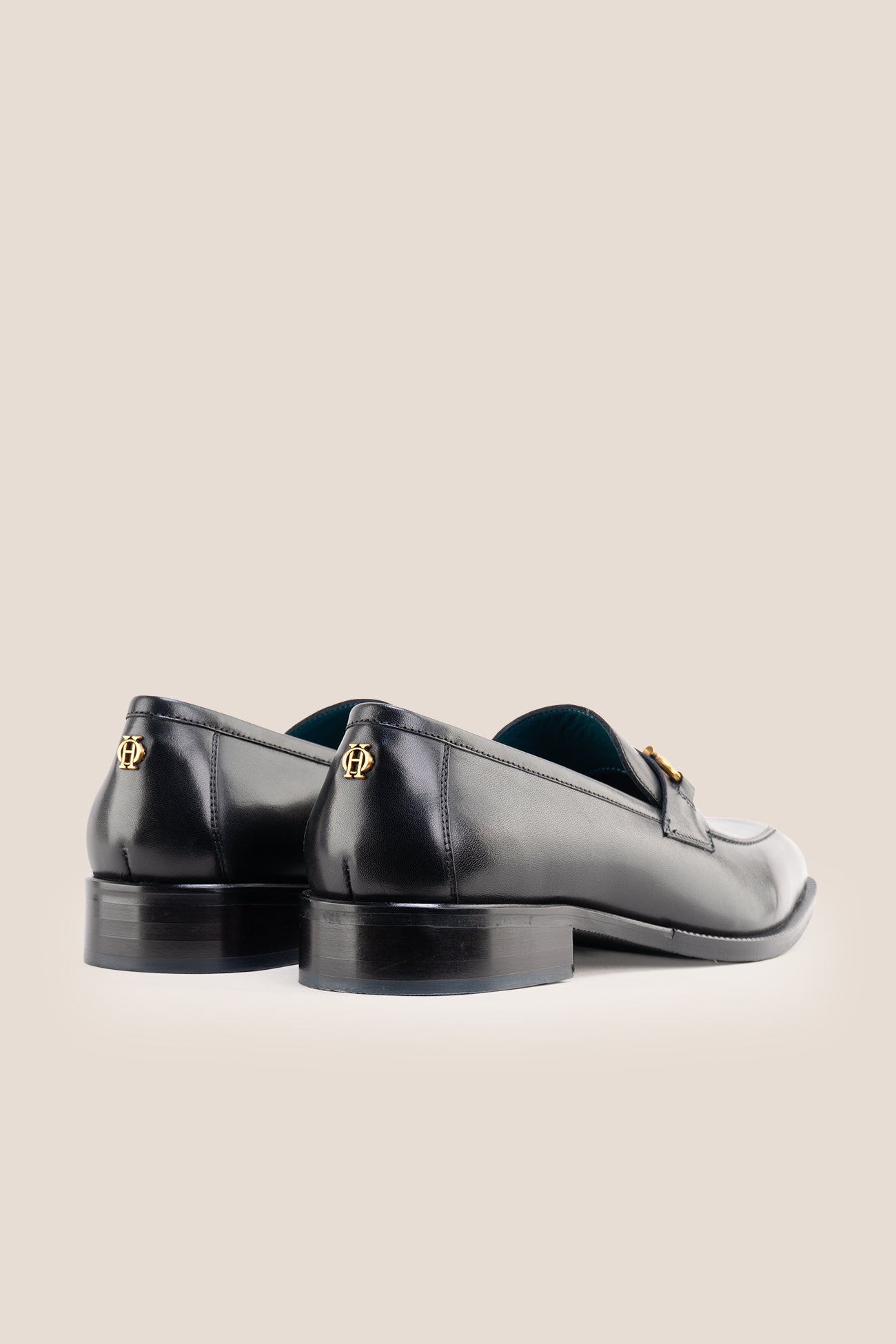 The men's smart black loafers feature an iconic gold horsebit detail and premium full-grain leather, perfect for formal occasions, suit tailoring, and smart-casual styling.