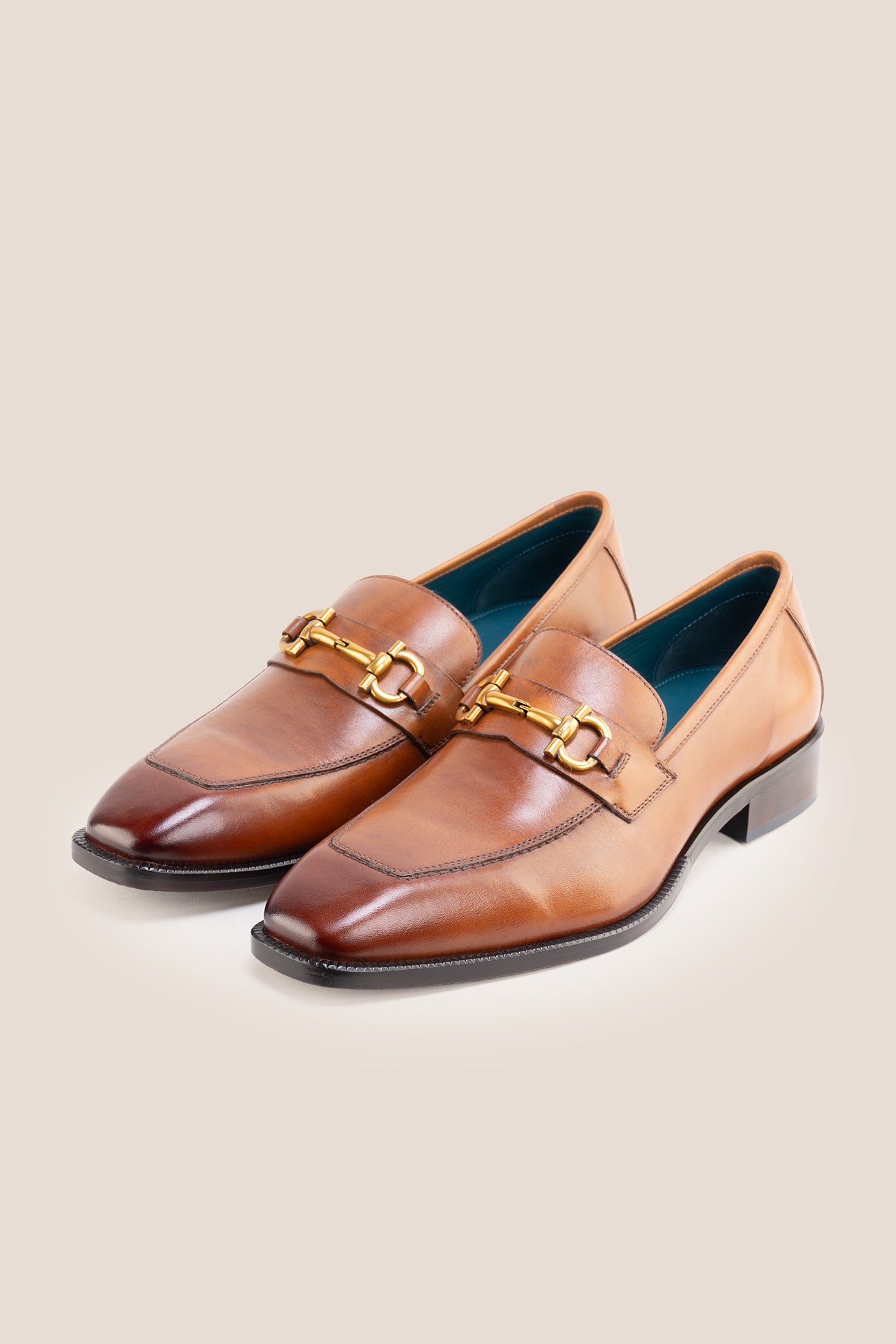 The men's smart tan loafers feature a distinctive gold horsebit buckle detail and premium full-grain leather, perfect for office wear, weekend gatherings, and smart-casual styling.