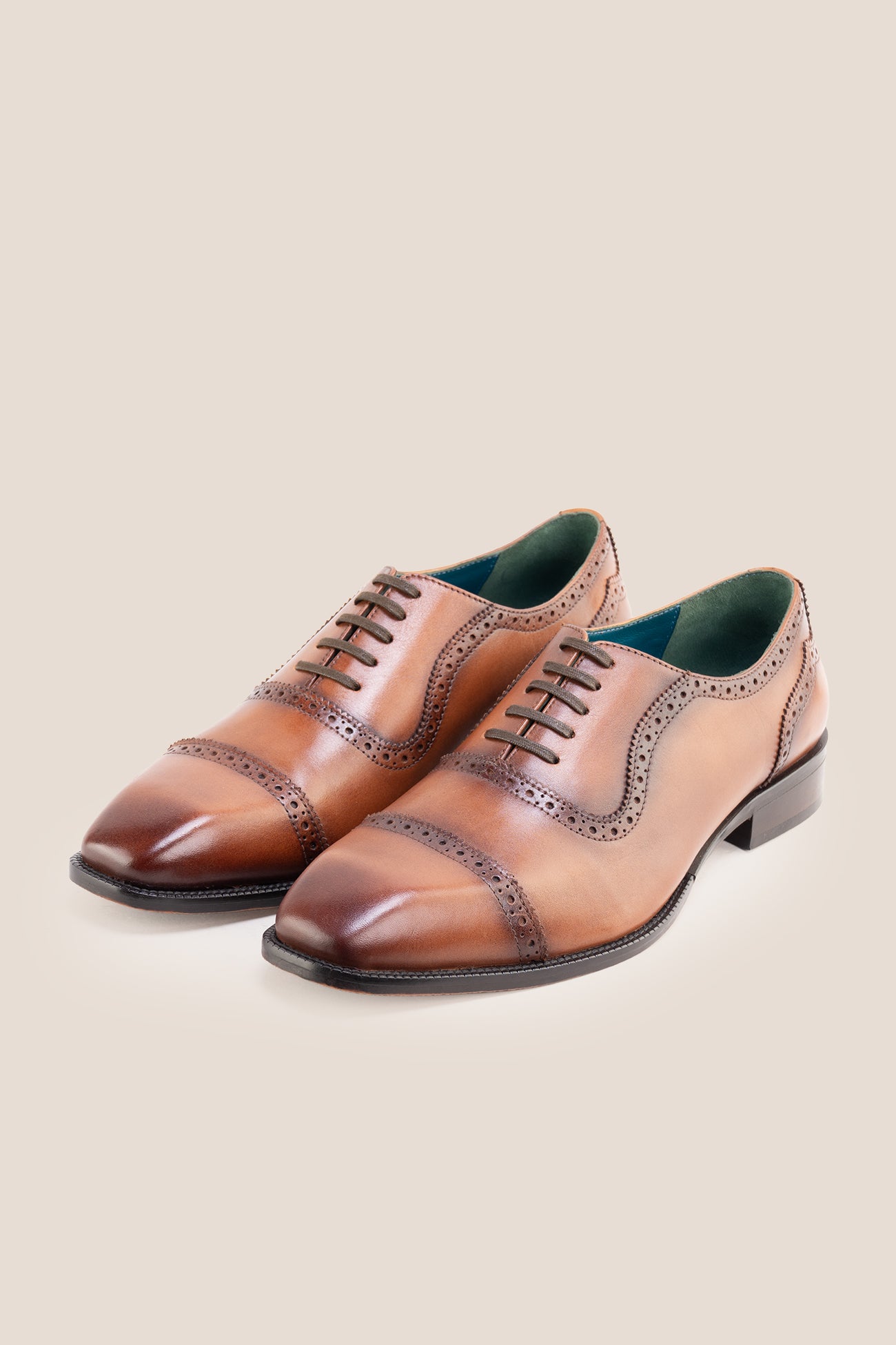 The men's smart tan oxford shoes showcase a classic cap-toe design and premium full-grain leather, perfect for summer weddings and sharp business attire.