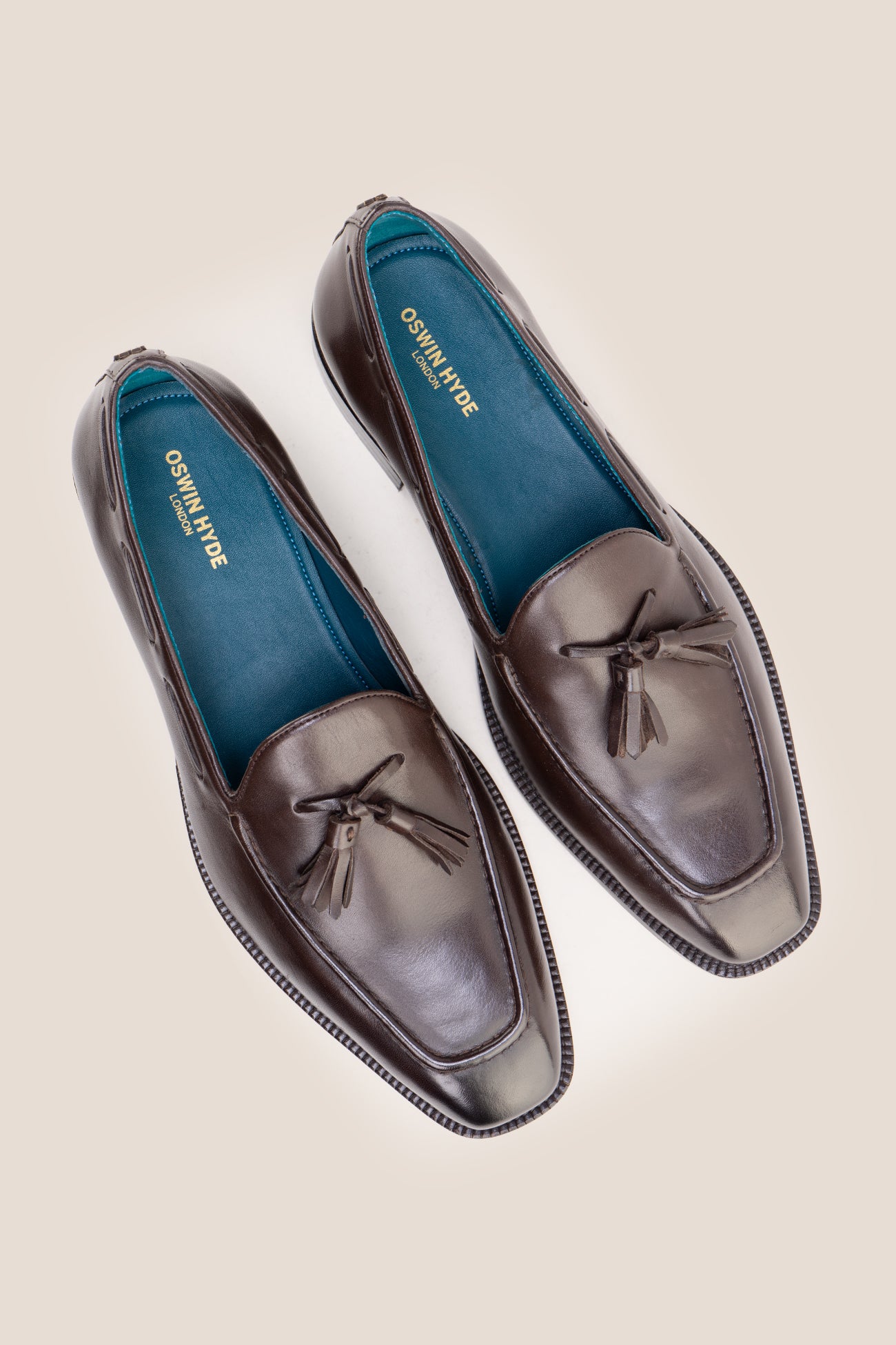 Oswin Hyde's men smart brown loafers feature iconic twin tassels and a rich dark brown finish, perfect for pairing with suits, professional tailoring, and formal occasions.