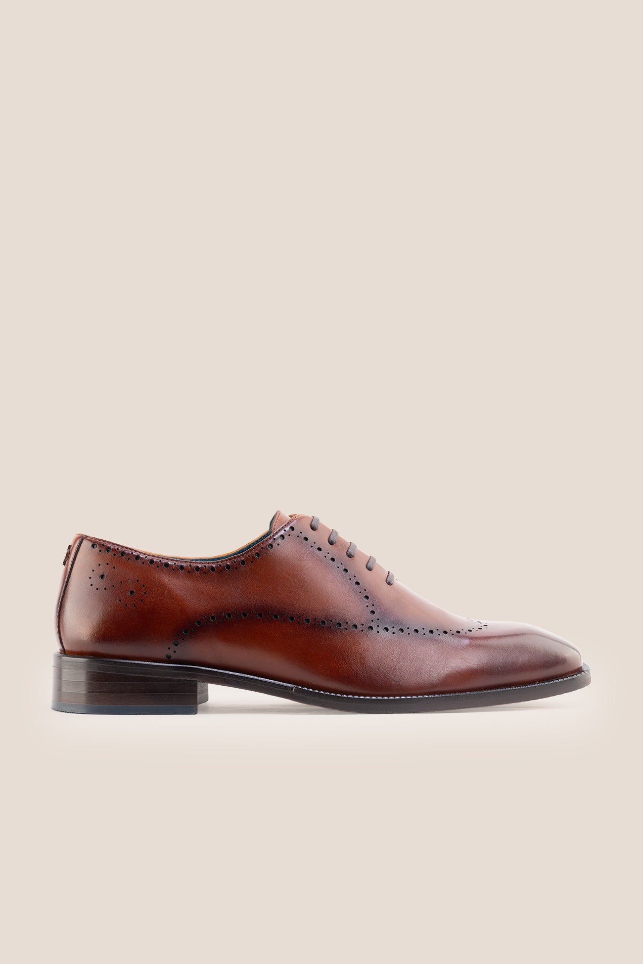 The men's smart tan shoes showcase an elegant wingtip brogue design in rich full-grain leather, perfect for the office, formal occasions, and elevated casual wear.