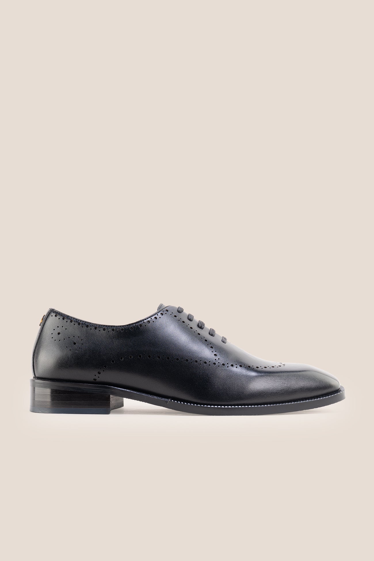 The men's smart oxford black shoes feature a sleek closed-lacing design and immaculate finish, perfect for black-tie events and formal business wear.