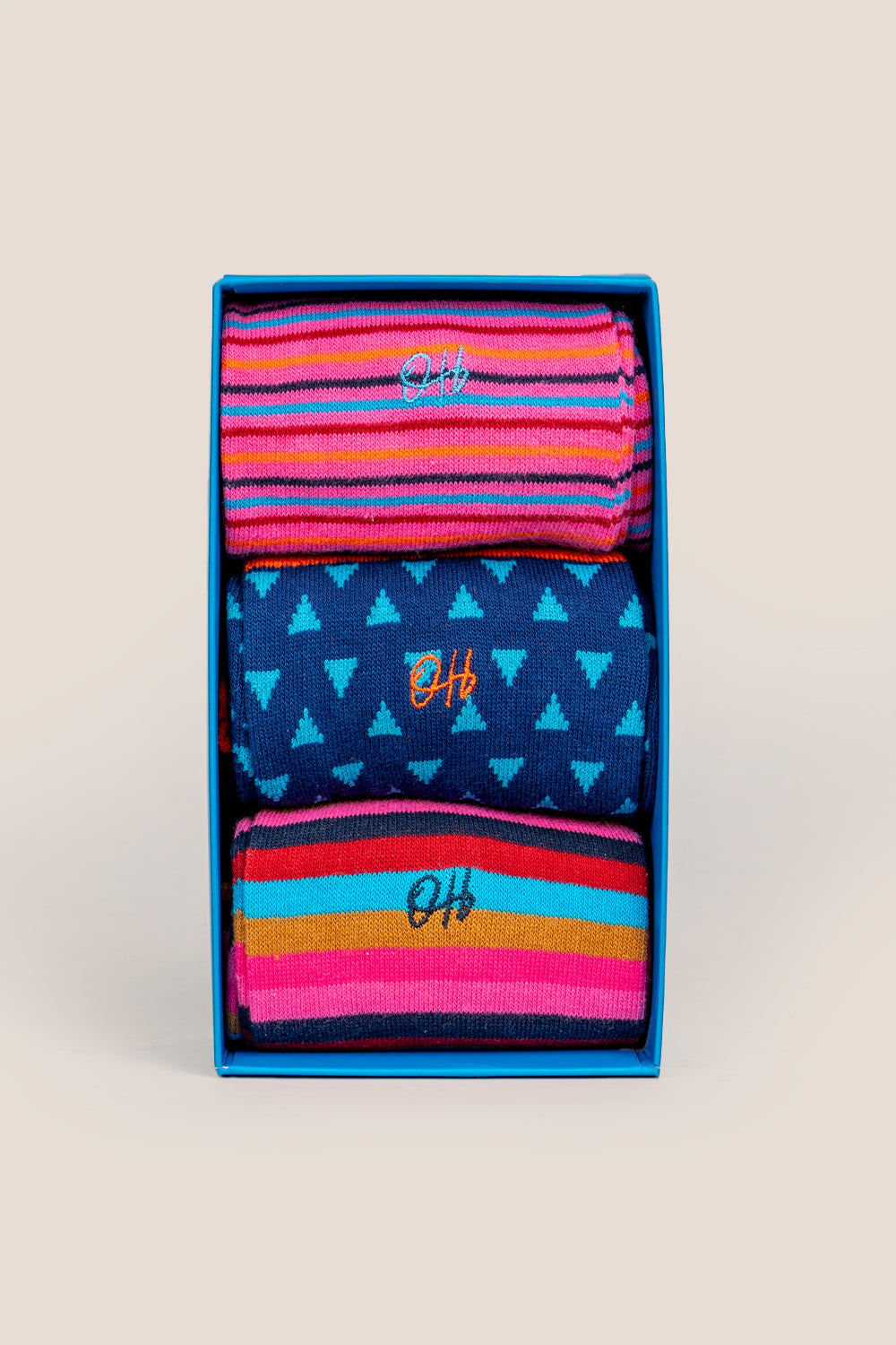 Oswin Hyde Warf three pairs of high-quality cotton socks for men, featuring unique prints and luxurious colours.
