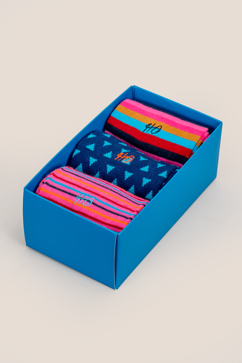 Oswin Hyde Warf three pairs of high-quality cotton socks for men, featuring unique prints and luxurious colours.