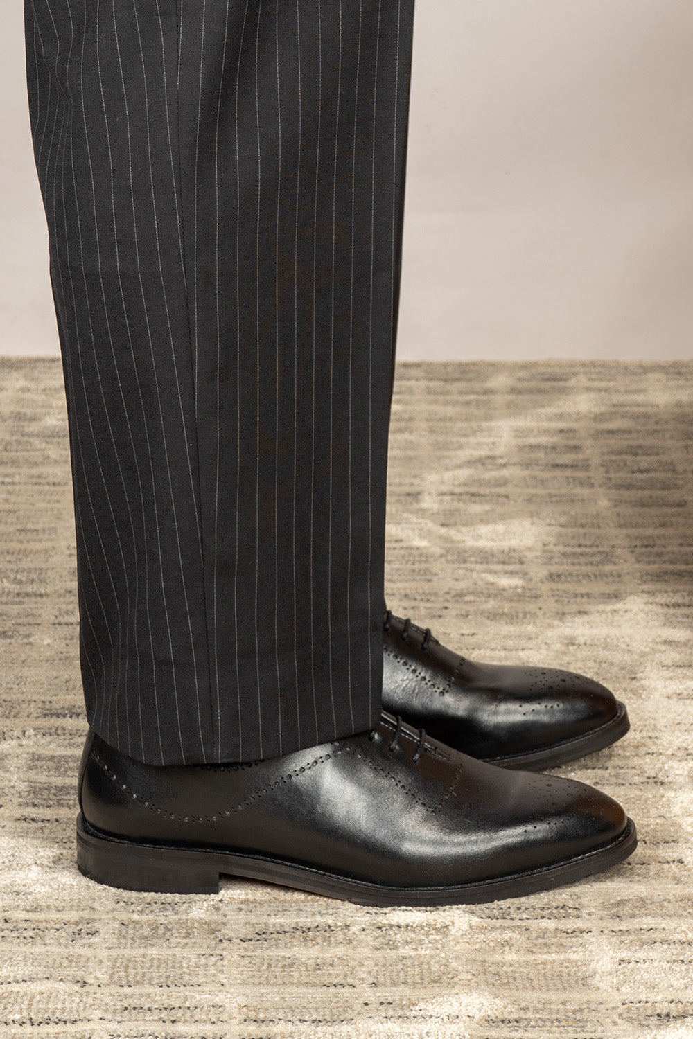 Melton Black Oxford men’s leather shoes with polished finish and classic design, ideal for formal and office occasions.