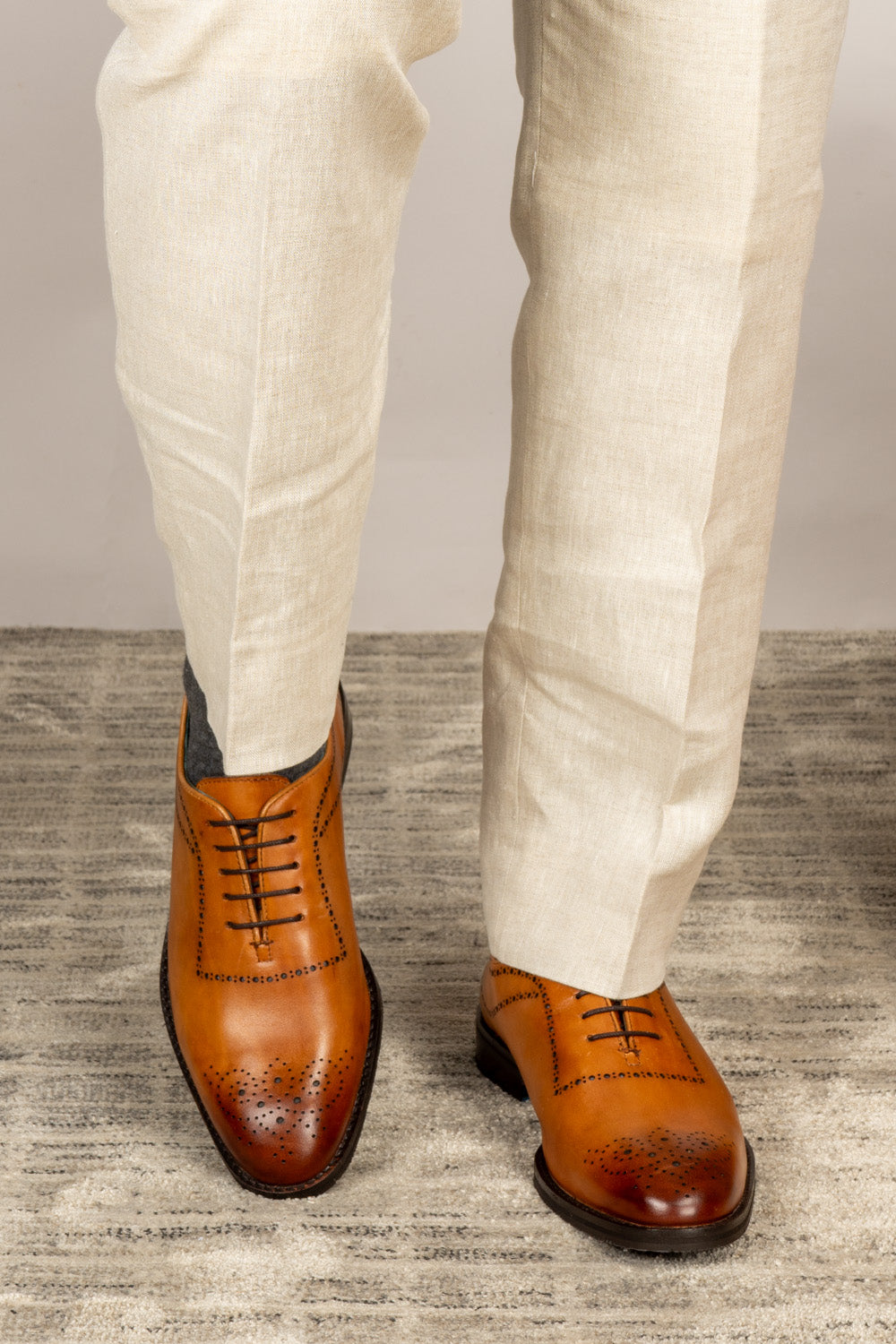 Men’s Melton Oxford shoes in tan leather with classic closed lacing and elegant detailing, perfect for formal and refined dress codes.