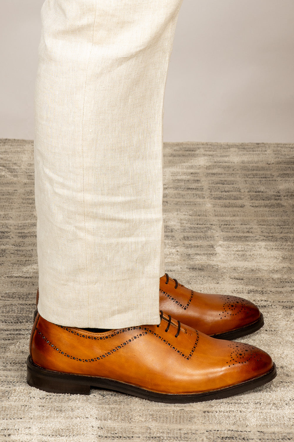 Men’s Melton Oxford shoes in tan leather with classic closed lacing and elegant detailing, perfect for formal and refined dress codes.