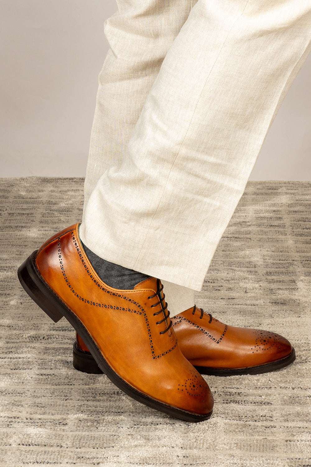 Men’s Melton Oxford shoes in tan leather with classic closed lacing and elegant detailing, perfect for formal and refined dress codes.