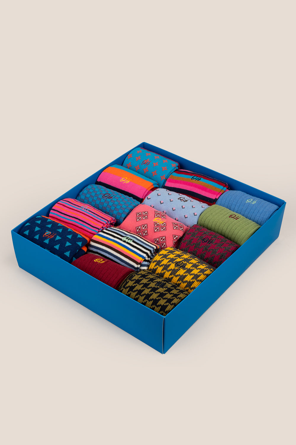 Oswin Hyde All You Need fifteen pairs of patterned socks for men, offering convenience and style.