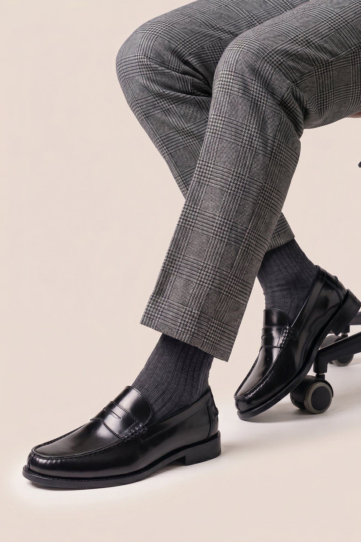 Oswin Hyde Peter Black leather penny loafers for men, crafted to deliver a classic and refined style. Constructed from premium leather