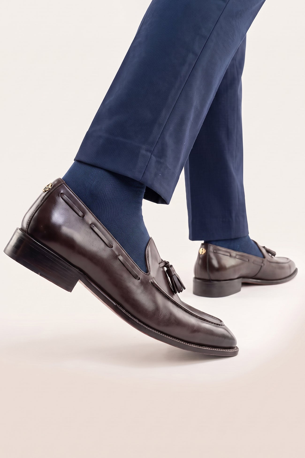 Oswin Hyde's men smart brown loafers feature iconic twin tassels and a rich dark brown finish, perfect for pairing with suits, professional tailoring, and formal occasions.