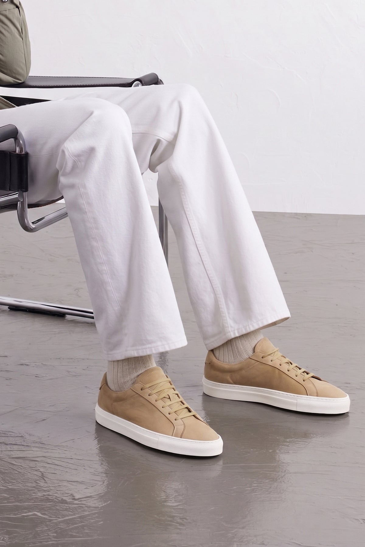 Men’s Harper classic sneakers in sand suede with a minimalist silhouette, cushioned insole, and leather lining—ideal for effortless everyday style.