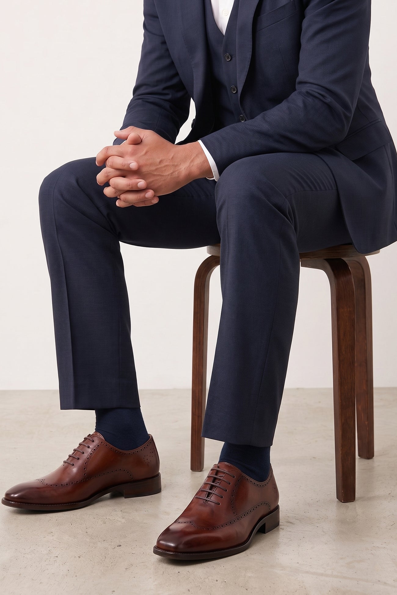 The men's smart tan shoes showcase an elegant wingtip brogue design in rich full-grain leather, perfect for the office, formal occasions, and elevated casual wear.