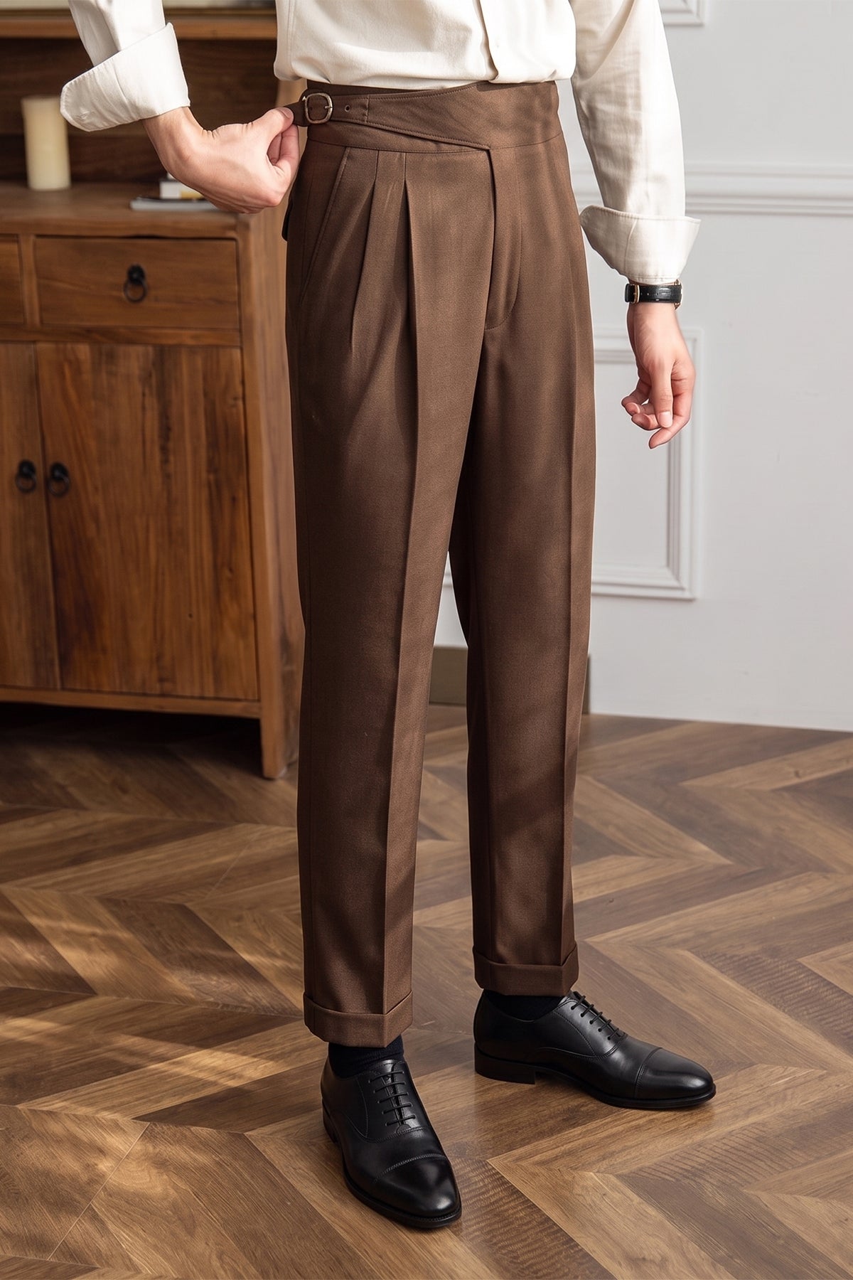 Wilson Black leather shoes for men, designed with a classic five-eyelet toecap Oxford style