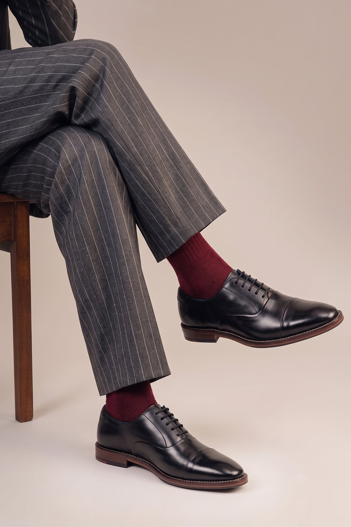 Model wearing Jarred Black men's black leather toe-cap Oxford shoes