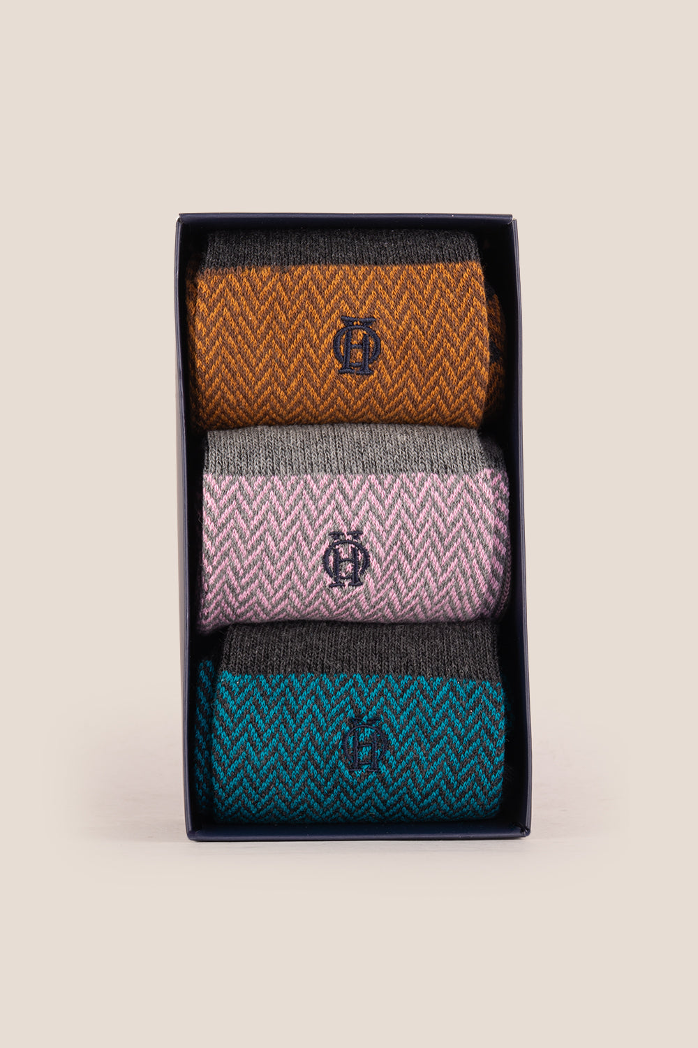 Oswin Hyde Herringbone men’s cotton socks in a three-pack. These luxury socks offer comfort, style, and a classic design for everyday wear.