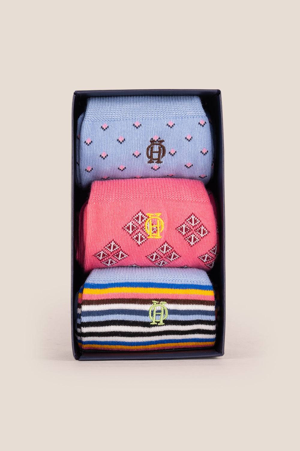 Oswin Hyde Bank three pairs of premium socks for men, offering comfort and luxury for everyday wear.
