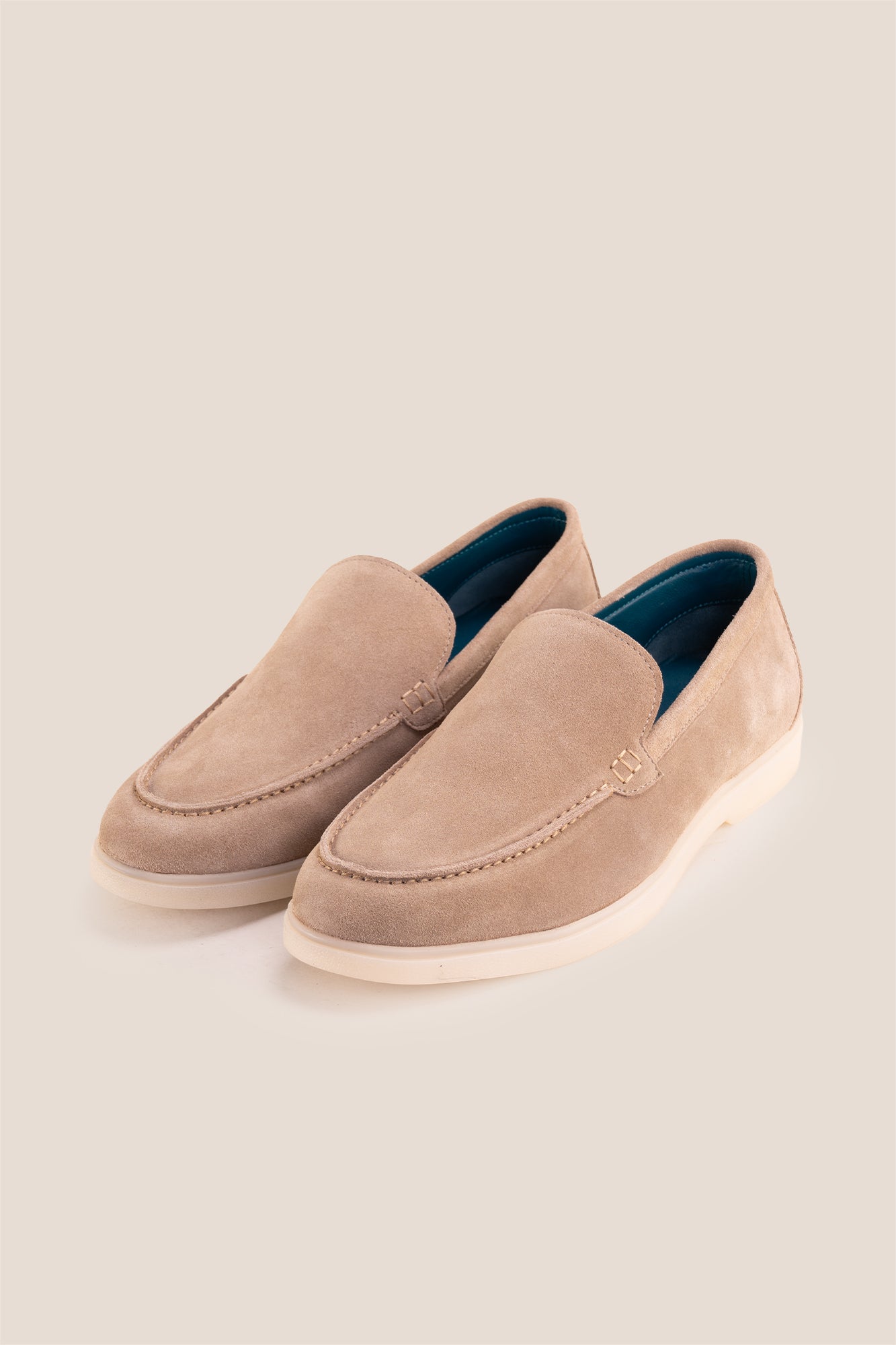Morgan Sand Suede. These premium men’s suede loafers are a summer essential for casual and smart-casual looks. Discover comfort and timeless style today.