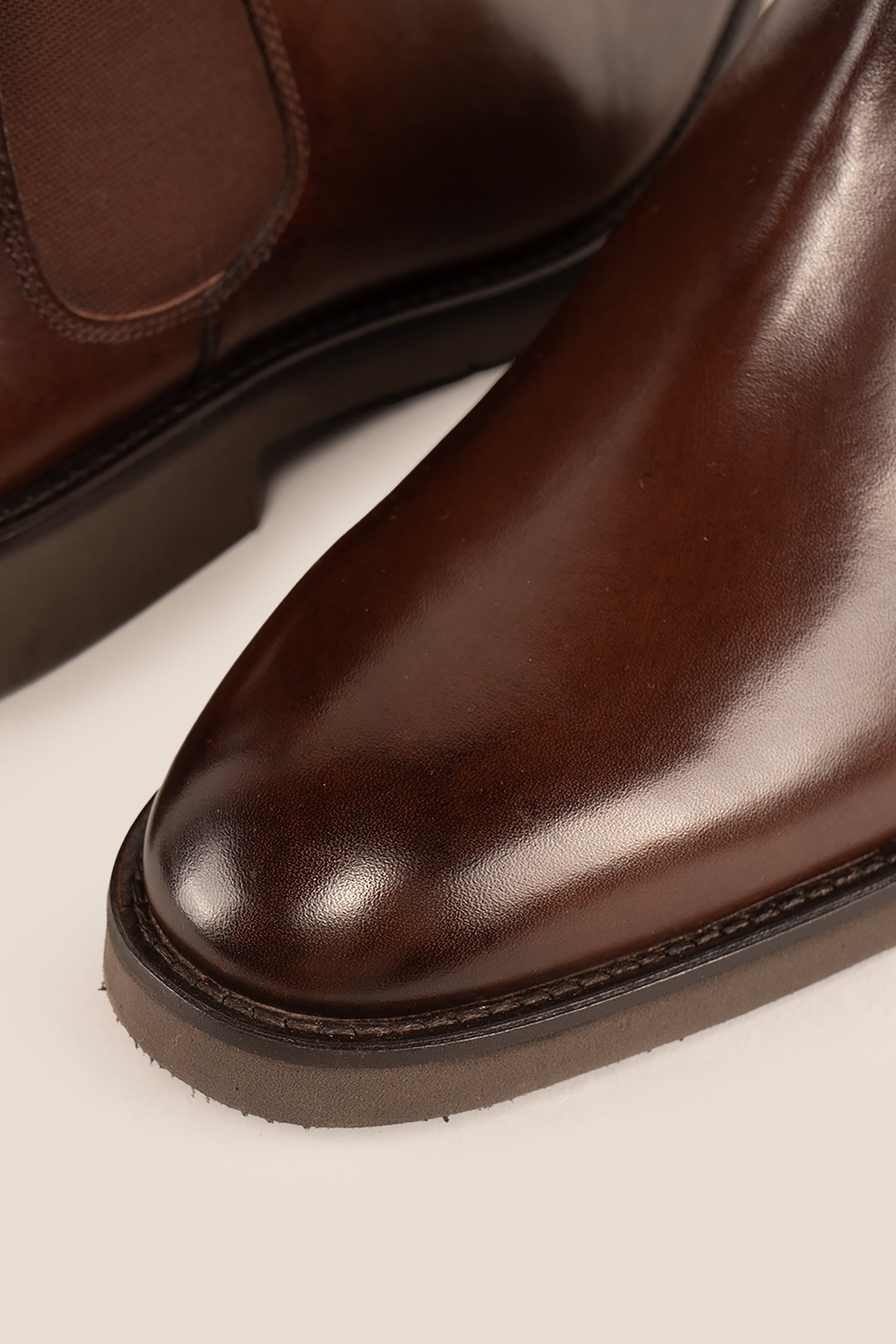 Explore the Differences Between Leather and Suede Chelsea Boots