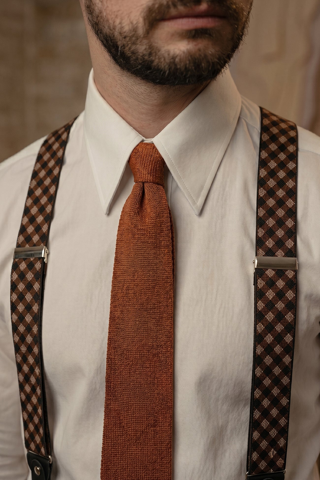 Men’s brown chequered clip‑on braces with leather accents and secure metal clips, ideal for weddings, business attire or refined casual wear.
