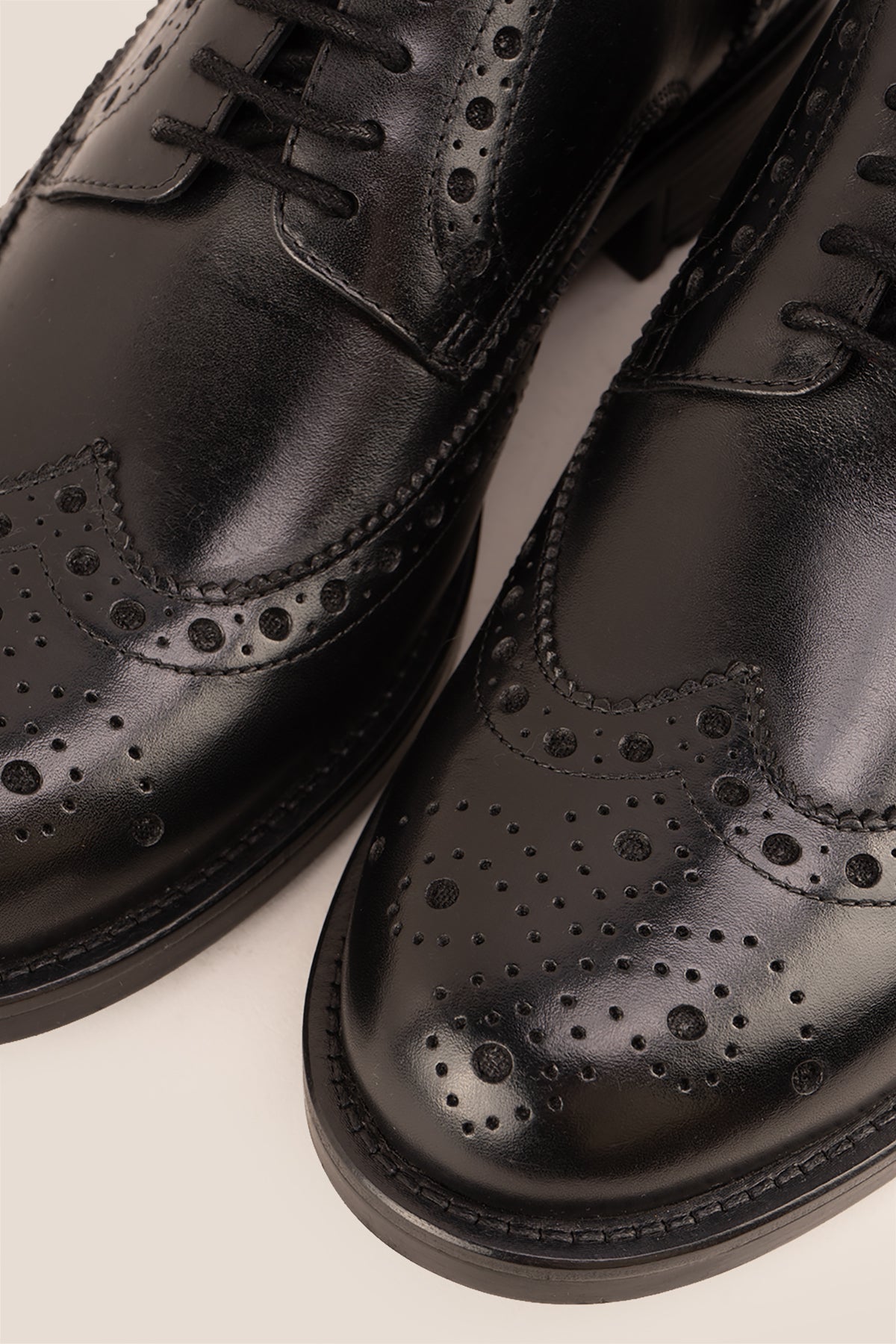 George black leather brogue shoes for men with five-eyelet wing cap design, combining classic craftsmanship and formal elegance.