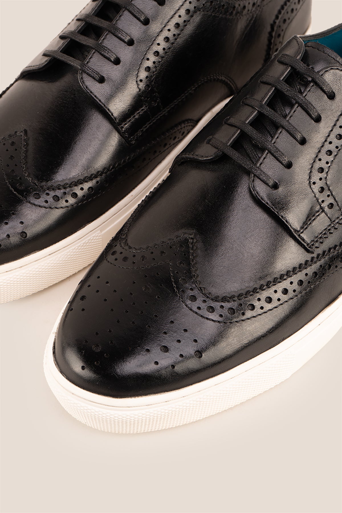 Oswin Hyde: Stan Black Leather Wingtip Brogue Trainer