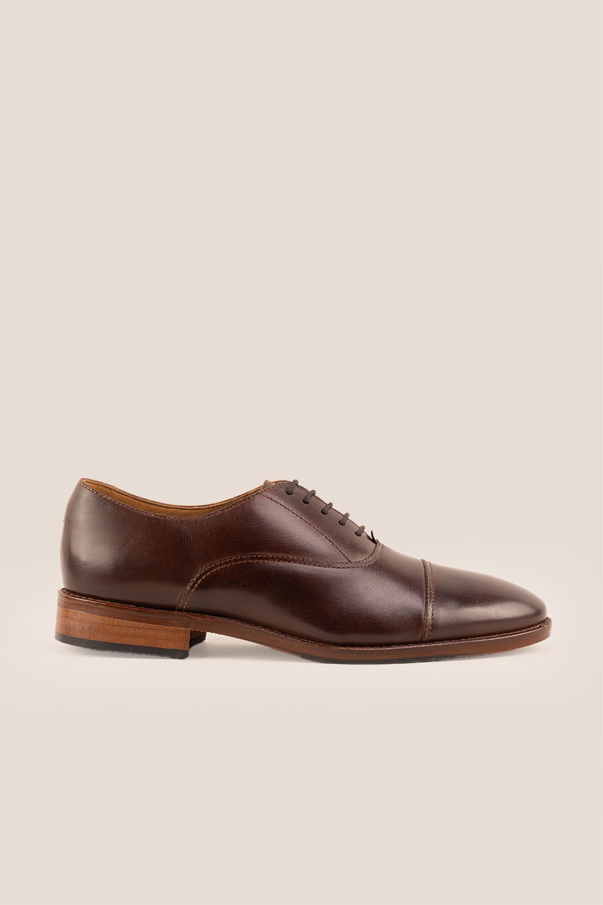 Wilson brown leather Oxford shoes for men with five-eyelet toecap design, showcasing timeless elegance and polished craftsmanship