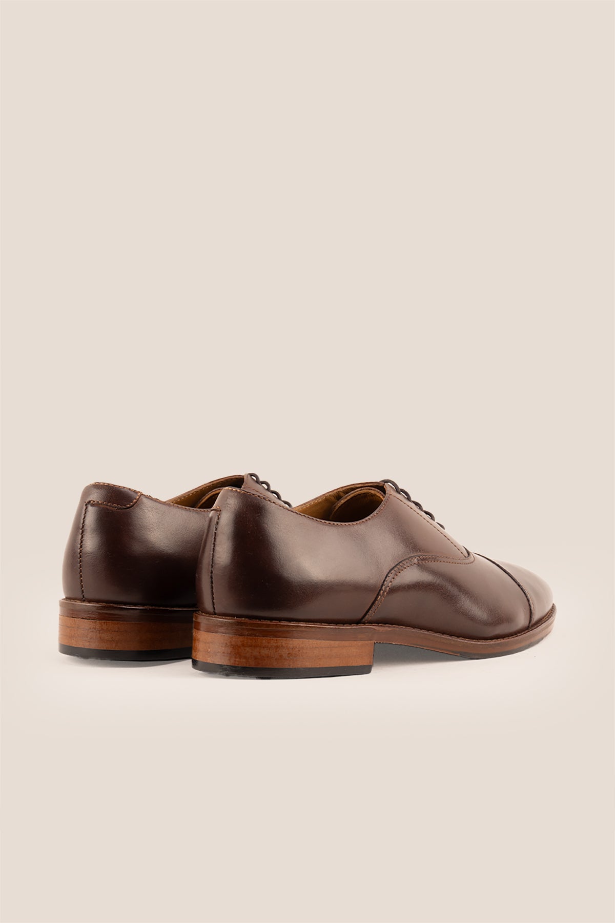 Wilson brown leather Oxford shoes for men with five-eyelet toecap design, showcasing timeless elegance and polished craftsmanship