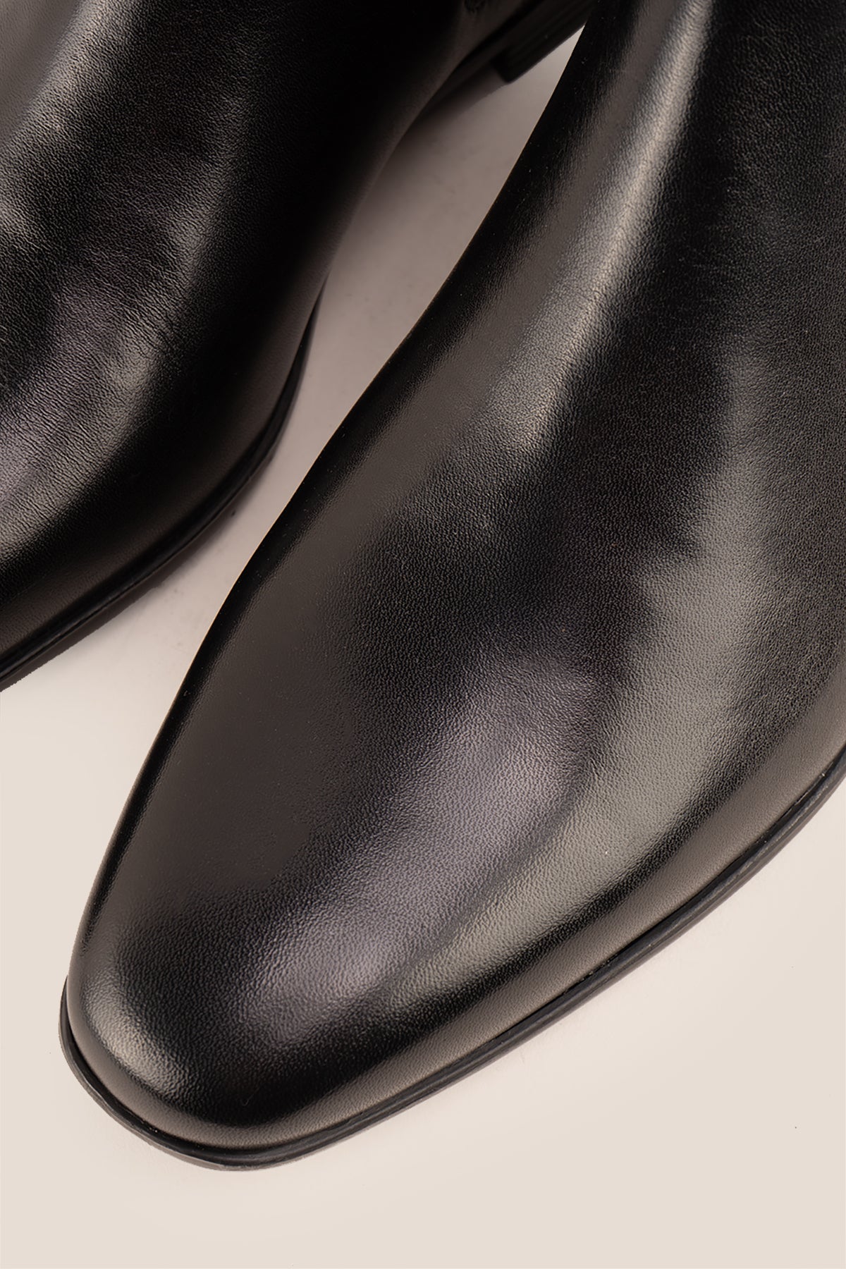 Darwin mens Leather Chelsea boots in Black, ideal for weddings, casual and formal events. 