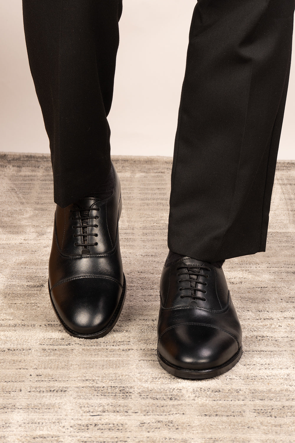 Wilson black leather Oxford shoes for men with five-eyelet toecap design, showcasing a timeless and refined silhouette