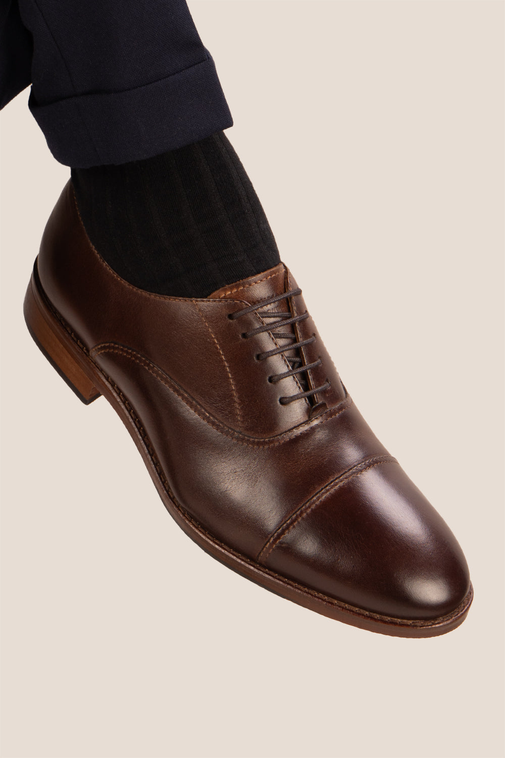 Wilson brown leather Oxford shoes for men with five-eyelet toecap design, showcasing timeless elegance and polished craftsmanship
