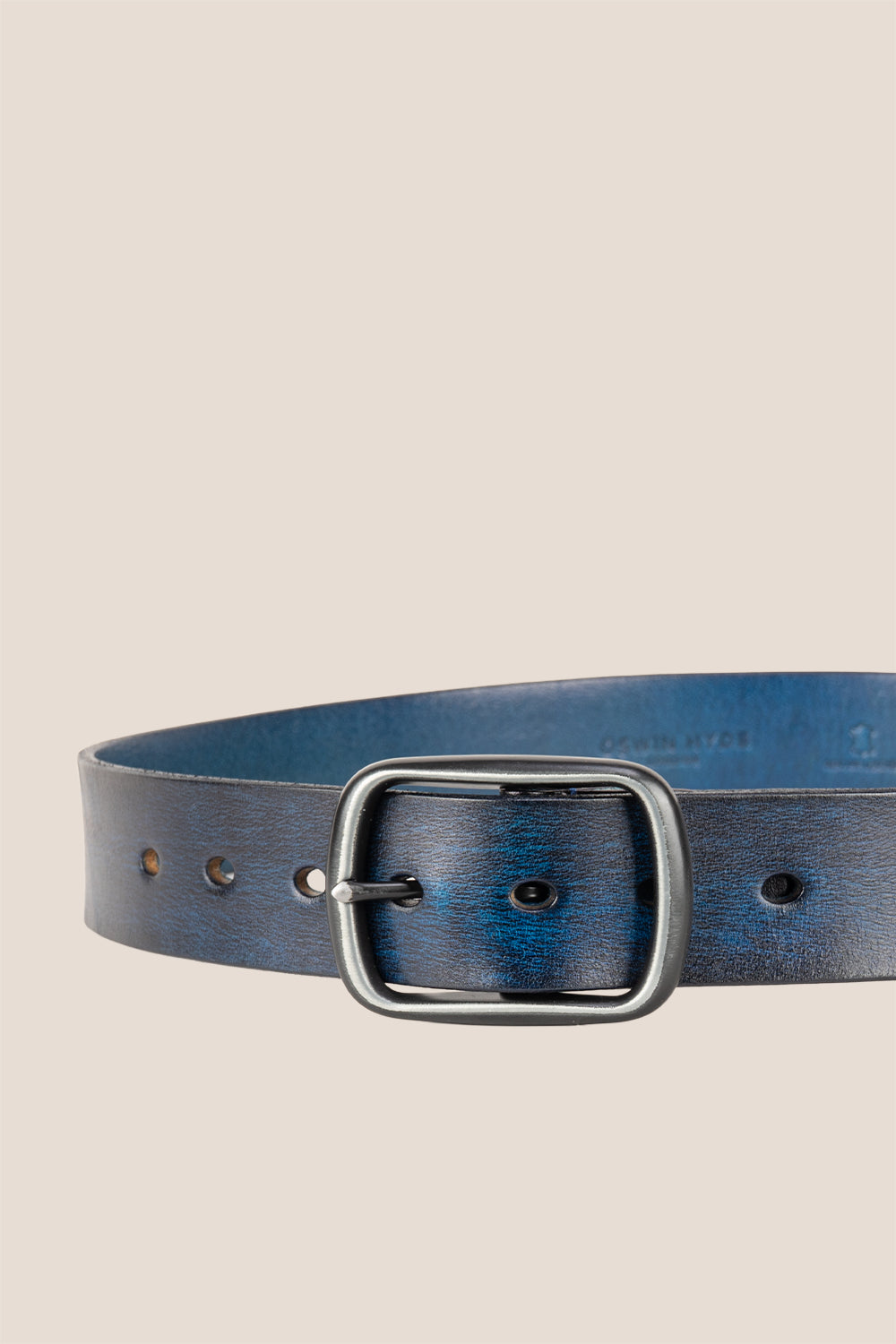 Hunter Navy leather men’s belt featuring a classic pin buckle, ideal for elevating both casual and formal outfits.