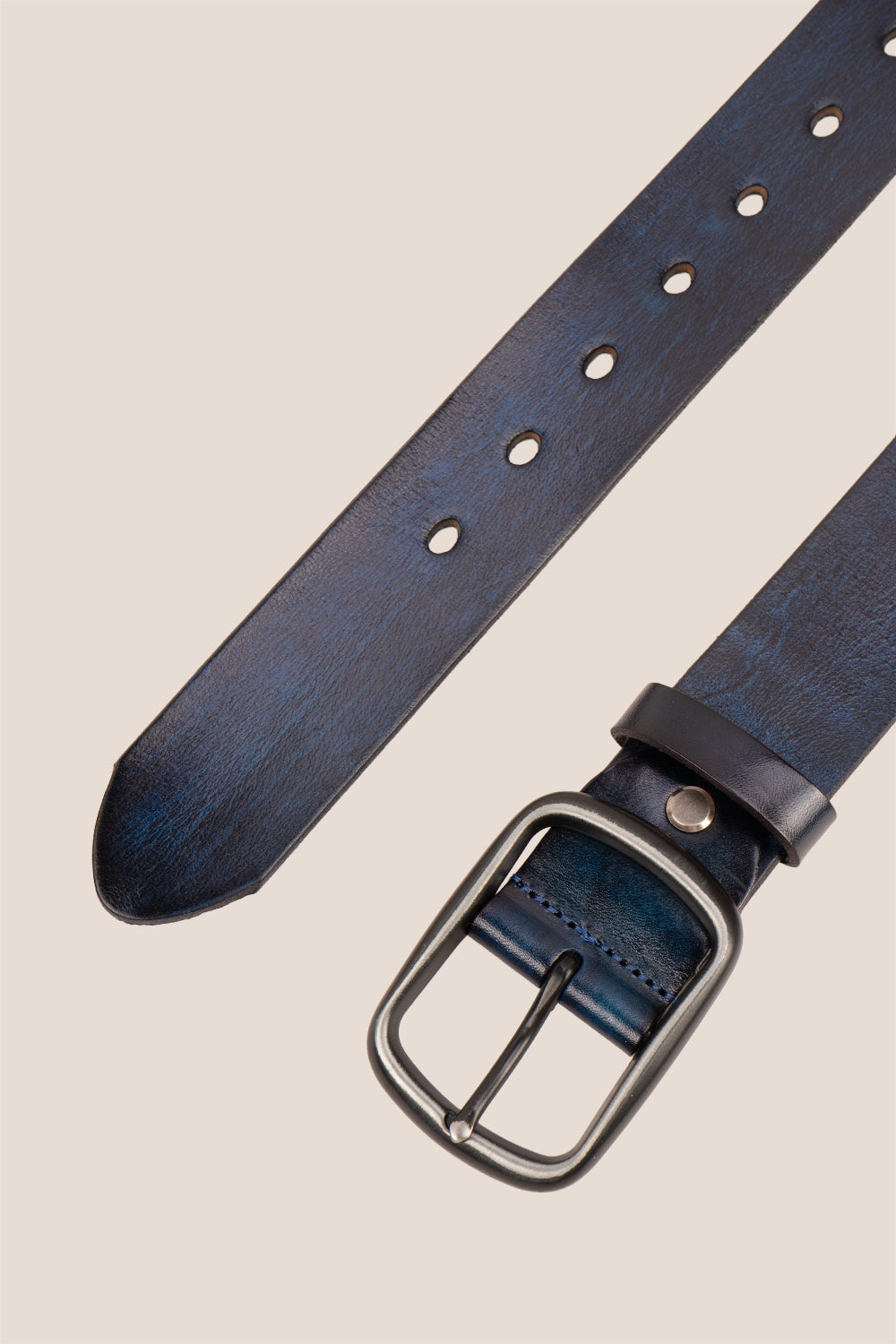 Hunter Navy leather men’s belt featuring a classic pin buckle, ideal for elevating both casual and formal outfits.