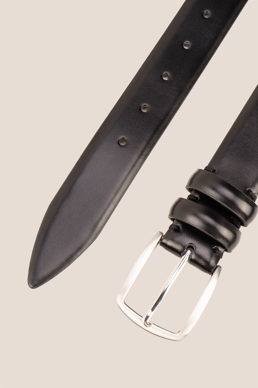 Gavin Black classic leather men’s belt with a sleek pin buckle and double belt loop, ideal for both smart and casual styling.