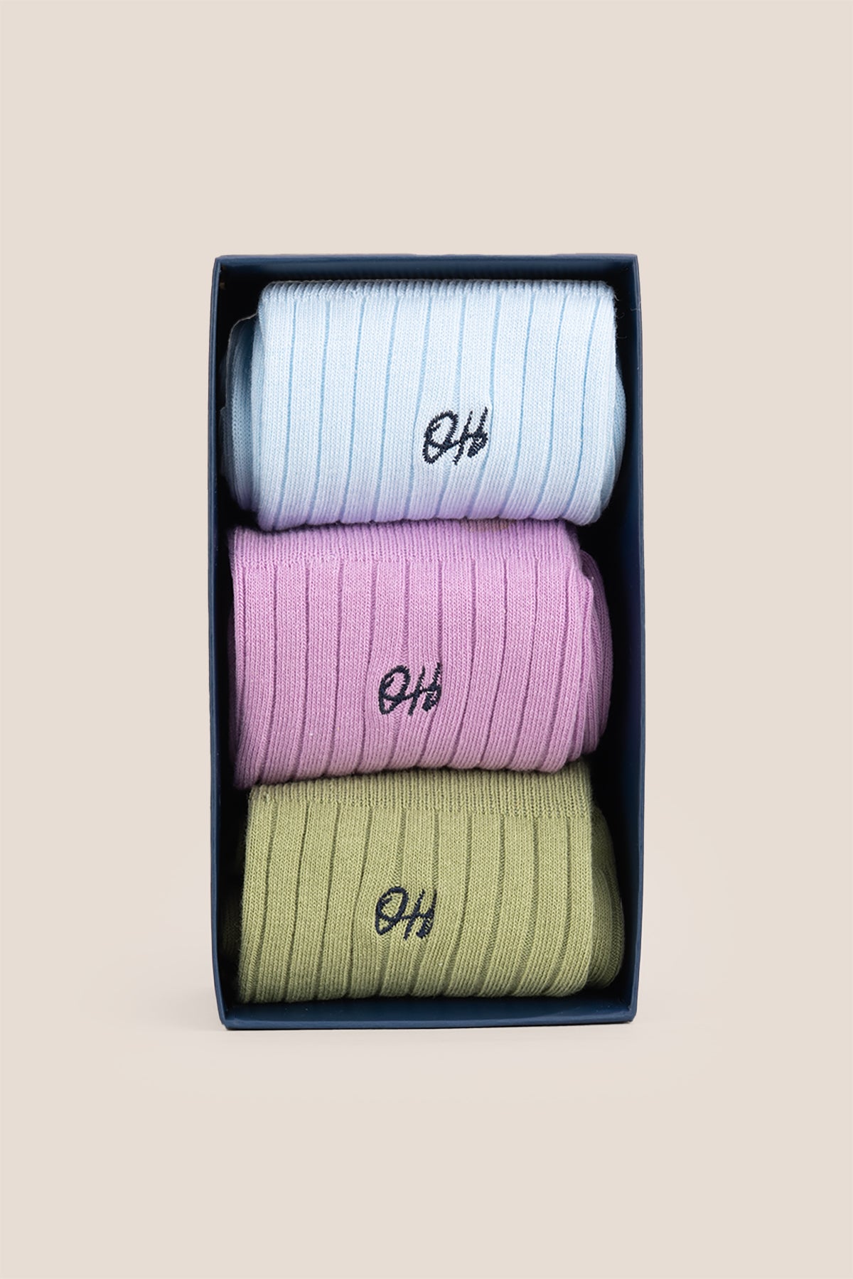 Oswin Hyde Pure Pastel men’s cotton socks in a three-pack. These luxury socks offer comfort, style, and an earth tone design for everyday wear.