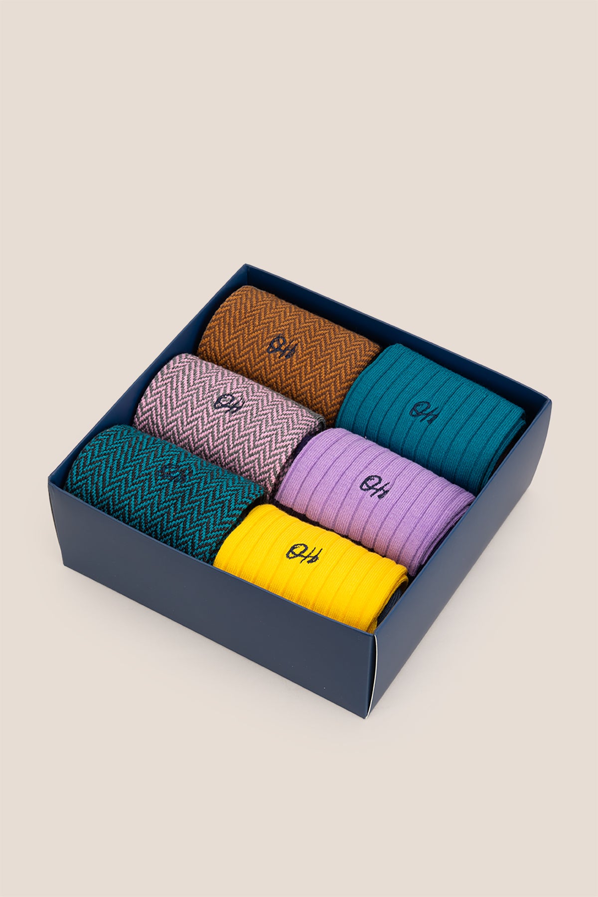 Oswin Hyde Dare To Try men’s cotton socks in a six-pack. These luxury socks offer comfort, style, and a bold design for everyday wear.