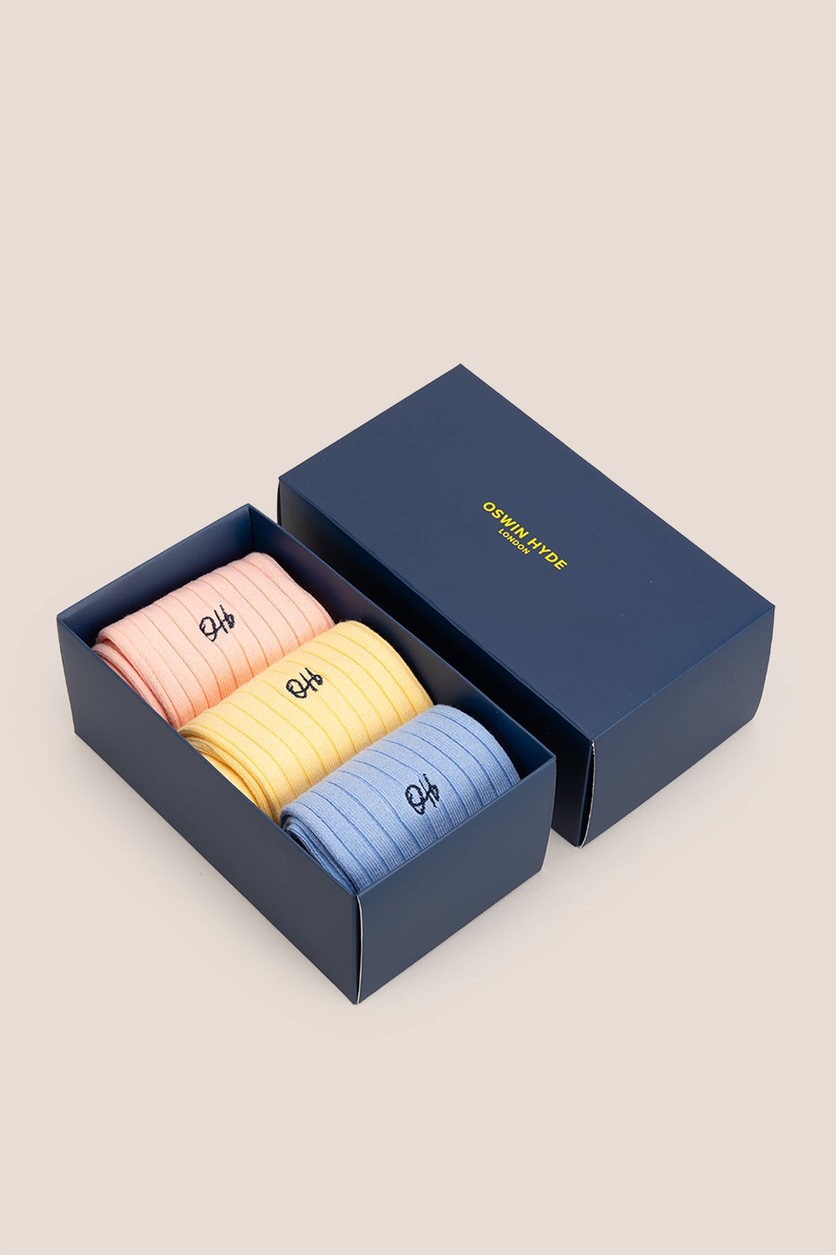 Oswin Hyde Pastel Earth men’s cotton socks in a three-pack. These luxury socks offer comfort, style, and a playful polka dot design for everyday wear.