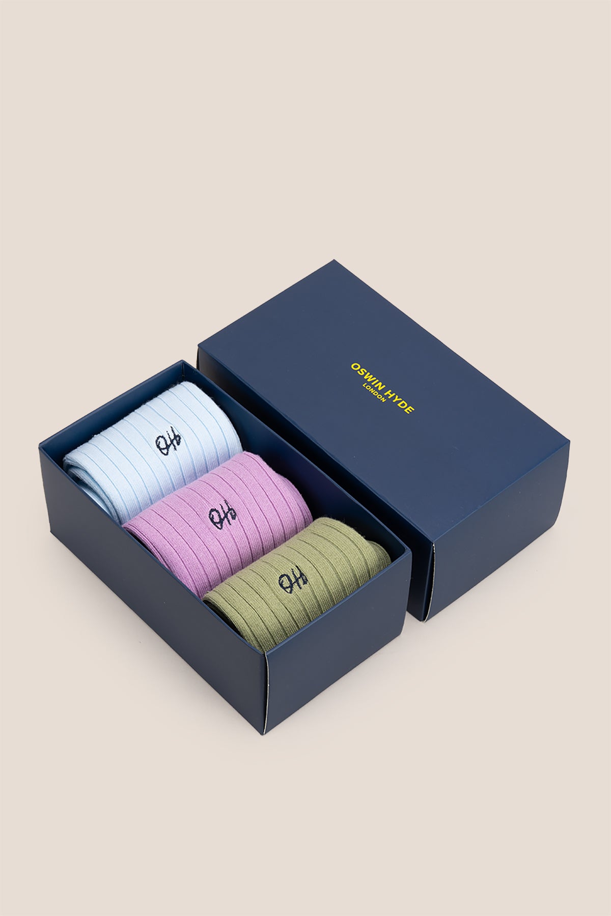 Oswin Hyde Pure Pastel men’s cotton socks in a three-pack. These luxury socks offer comfort, style, and an earth tone design for everyday wear.