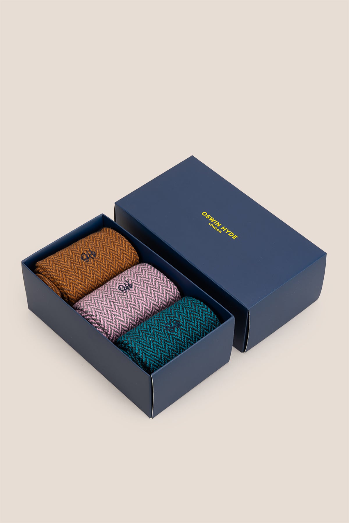 Oswin Hyde Herringbone men’s cotton socks in a three-pack. These luxury socks offer comfort, style, and a classic design for everyday wear.